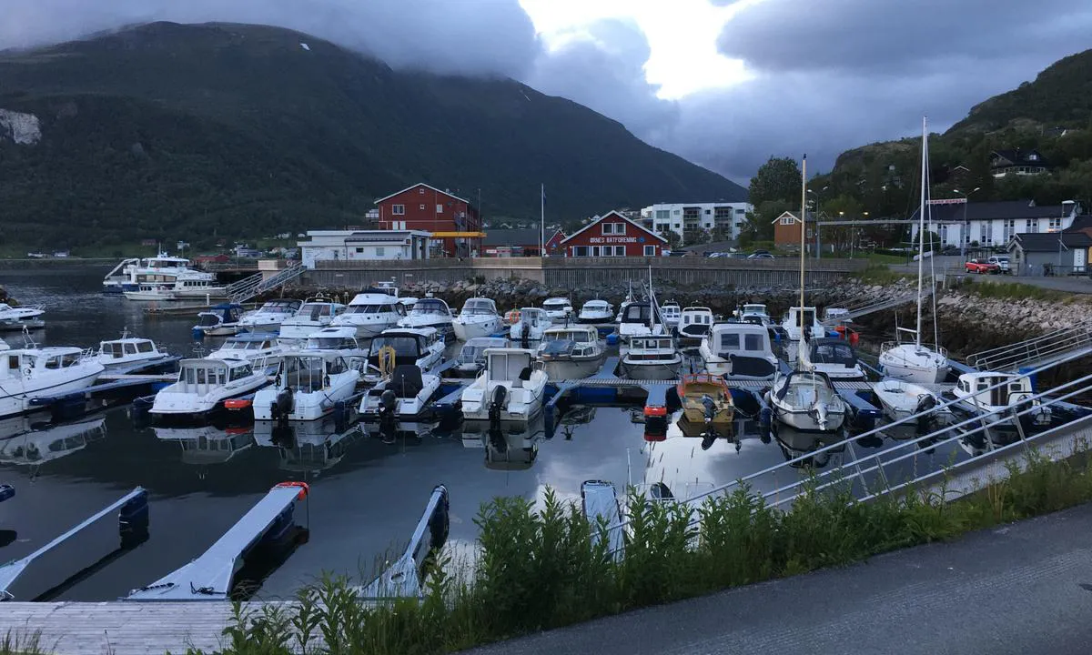 Ørnes Båthavn: {"base": "no", "no": "Lun og trivelig gjestehavn, noen f\u00e5 meter fra Sentrum av \u00d8rnes.\r\nDer f\u00e5r en det meste.", "se": "Lugn och trevlig g\u00e4sthamn, n\u00e5gra f\u00e5 meter fr\u00e5n centrum av \u00d8rnes.<br>Man f\u00e5r det mesta d\u00e4r.", "en": "Sheltered and pleasant guest harbor, just a few meters from the center of \u00d8rnes. You can get most things there.", "da": "Lun og hyggelig g\u00e6stehavn, f\u00e5 meter fra centrum af \u00d8rnes. Der f\u00e5r man det meste."}