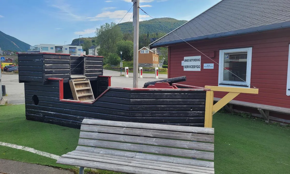 Ørnes Båthavn: {"base": "no", "no": "Lekeplassen ved servicebygget. Benk og sitteplass ogs\u00e5 langs siden av huset.", "se": "Lekplatsen vid servicebyggnaden. B\u00e4nk och sittplats ocks\u00e5 l\u00e4ngs sidan av huset.", "en": "The playground by the service building. Bench and seating also along the side of the house.", "da": "Legepladsen ved servicebygningen. B\u00e6nk og siddeplads ogs\u00e5 langs siden af huset.", "fr": "Le terrain de jeu pr\u00e8s du b\u00e2timent de service. Banc et si\u00e8ge \u00e9galement le long du c\u00f4t\u00e9 de la maison.", "de": "Der Spielplatz beim Servicegeb\u00e4ude. Bank und Sitzgelegenheit auch entlang der Seite des Hauses.", "es": "El \u00e1rea de juegos junto al edificio de servicios. Banco y \u00e1rea de descanso tambi\u00e9n a lo largo del lado de la casa.", "it": "Parco giochi vicino all'edificio dei servizi. Panchina e posti a sedere anche lungo il lato della casa.", "pt": "\u00c1rea de recrea\u00e7\u00e3o perto do pr\u00e9dio de servi\u00e7os. Banco e \u00e1rea de assento tamb\u00e9m ao longo do lado da casa.", "nl": "De speelplaats bij het servicegebouw. Bank en zitplaatsen ook langs de zijkant van het huis.", "pl": "Plac zabaw przy budynku serwisowym. \u0141awka i miejsce do siedzenia tak\u017ce wzd\u0142u\u017c boku budynku.", "uk": "\u0414\u0438\u0442\u044f\u0447\u0438\u0439 \u043c\u0430\u0439\u0434\u0430\u043d\u0447\u0438\u043a \u043f\u043e\u0440\u0443\u0447 \u0456\u0437 \u0441\u0435\u0440\u0432\u0456\u0441\u043d\u043e\u044e \u0431\u0443\u0434\u0456\u0432\u043b\u0435\u044e. \u041b\u0430\u0432\u043a\u0430 \u0442\u0430 \u043c\u0456\u0441\u0446\u044f \u0434\u043b\u044f \u0441\u0438\u0434\u0456\u043d\u043d\u044f \u0442\u0430\u043a\u043e\u0436 \u0443\u0437\u0434\u043e\u0432\u0436 \u0431\u043e\u043a\u0443 \u0431\u0443\u0434\u0456\u0432\u043b\u0456.", "ro": "Locul de joac\u0103 de l\u00e2ng\u0103 cl\u0103direa de servicii. Banc\u0103 \u0219i loc pentru \u0219edere, de asemenea, de-a lungul casei.", "tr": "Hizmet binas\u0131n\u0131n yan\u0131ndaki oyun alan\u0131. Evin yan taraf\u0131nda da bank ve oturma alanlar\u0131 bulunur.", "el": "\u0397 \u03c0\u03b1\u03b9\u03b4\u03b9\u03ba\u03ae \u03c7\u03b1\u03c1\u03ac \u03b4\u03af\u03c0\u03bb\u03b1 \u03b1\u03c0\u03cc \u03c4\u03bf \u03ba\u03c4\u03af\u03c1\u03b9\u03bf \u03b5\u03be\u03c5\u03c0\u03b7\u03c1\u03ad\u03c4\u03b7\u03c3\u03b7\u03c2. \u03a0\u03ac\u03b3\u03ba\u03bf\u03c2 \u03ba\u03b1\u03b9 \u03ba\u03b1\u03b8\u03af\u03c3\u03bc\u03b1\u03c4\u03b1 \u03b5\u03c0\u03af\u03c3\u03b7\u03c2 \u03ba\u03b1\u03c4\u03ac \u03bc\u03ae\u03ba\u03bf\u03c2 \u03c4\u03b7\u03c2 \u03c0\u03bb\u03b5\u03c5\u03c1\u03ac\u03c2 \u03c4\u03bf\u03c5 \u03c3\u03c0\u03b9\u03c4\u03b9\u03bf\u03cd.", "cs": "H\u0159i\u0161t\u011b u servisn\u00ed budovy. Lavice a m\u00edsta k sezen\u00ed tak\u00e9 pod\u00e9l domu.", "hu": "J\u00e1tsz\u00f3t\u00e9r a szerviz\u00e9p\u00fcletn\u00e9l. Pad \u00e9s \u00fcl\u0151hely is a h\u00e1z oldal\u00e1n.", "fi": "Leikkipaikka huoltorakennuksen vieress\u00e4. Penkki ja istumapaikka my\u00f6s talon sivulla.", "bg": "\u0414\u0435\u0442\u0441\u043a\u0430\u0442\u0430 \u043f\u043b\u043e\u0449\u0430\u0434\u043a\u0430 \u0434\u043e \u0441\u0435\u0440\u0432\u0438\u0437\u043d\u0430\u0442\u0430 \u0441\u0433\u0440\u0430\u0434\u0430. \u041f\u0435\u0439\u043a\u0430 \u0438 \u043c\u044f\u0441\u0442\u043e \u0437\u0430 \u0441\u044f\u0434\u0430\u043d\u0435 \u0441\u044a\u0449\u043e \u043e\u0442\u0441\u0442\u0440\u0430\u043d\u0438 \u043d\u0430 \u043a\u044a\u0449\u0430\u0442\u0430.", "sr": "\u0418\u0433\u0440\u0430\u043b\u0438\u0448\u0442\u0435 \u043f\u043e\u0440\u0435\u0434 \u0441\u0435\u0440\u0432\u0438\u0441\u043d\u0435 \u0437\u0433\u0440\u0430\u0434\u0435. \u041a\u043b\u0443\u043f\u0430 \u0438 \u043c\u0435\u0441\u0442\u043e \u0437\u0430 \u0441\u0435\u0434\u0435\u045a\u0435 \u0442\u0430\u043a\u043e\u0452\u0435 \u0434\u0443\u0436 \u0431\u043e\u0447\u043d\u0435 \u0441\u0442\u0440\u0430\u043d\u0435 \u043a\u0443\u045b\u0435.", "et": "M\u00e4nguv\u00e4ljak teenindushoone juures. Pingid ja istekoht ka maja k\u00fclje all.", "lv": "B\u0113rnu rota\u013cu laukums pie apkalpes \u0113kas. Sols un s\u0113dvieta ar\u012b gar m\u0101jas malu.", "lt": "\u017daidim\u0173 aik\u0161tel\u0117 prie paslaug\u0173 pastato. Suolelis ir s\u0117dimos vietos taip pat prie namo \u0161ono."}