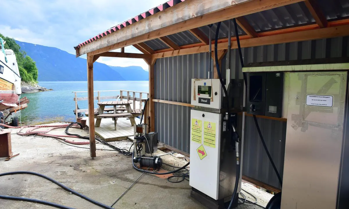 Ornes: {"base": "no", "no": "Kortautomat for dieselfylling", "se": "Kortautomat f\u00f6r dieselp\u00e5fyllning", "en": "Card machine for diesel filling", "da": "Kortautomat til dieselp\u00e5fyldning"}