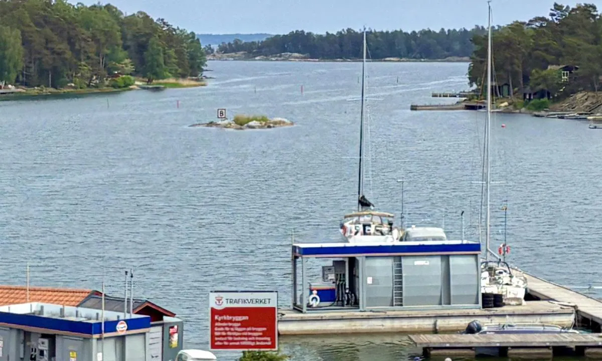 Ornö - Kyrkviken - Haninge: {"base": "de", "no": "Utsikt fra kirken mot brygga og innseilingen.", "se": "Utsikt fr\u00e5n kyrkan mot bryggan och infarten.", "en": "View from the church of the jetty and the entrance.", "da": "Udsigt fra kirken over broen og indsejlingen.", "fr": "Vue de l'\u00e9glise sur le ponton et l'entr\u00e9e.", "de": "Blick von der Kirche auf den Steg und die Einfahrt.", "es": "Vista desde la iglesia al embarcadero y la entrada.", "it": "Vista dalla chiesa sul pontile e l'ingresso.", "pt": "Vista da igreja sobre o cais e a entrada.", "nl": "Uitzicht vanaf de kerk op de steiger en de ingang.", "pl": "Widok z ko\u015bcio\u0142a na pomost i wej\u015bcie do portu.", "uk": "\u0412\u0438\u0434 \u0437 \u0446\u0435\u0440\u043a\u0432\u0438 \u043d\u0430 \u043f\u0440\u0438\u0447\u0430\u043b \u0442\u0430 \u0432\u0445\u0456\u0434.", "ro": "Vedere de la biseric\u0103 spre ponton \u0219i intrare.", "tr": "Kiliseden iskeleye ve giri\u015fe bak\u0131\u015f.", "el": "\u0398\u03ad\u03b1 \u03b1\u03c0\u03cc \u03c4\u03b7\u03bd \u03b5\u03ba\u03ba\u03bb\u03b7\u03c3\u03af\u03b1 \u03c0\u03c1\u03bf\u03c2 \u03c4\u03b7\u03bd \u03b1\u03c0\u03bf\u03b2\u03ac\u03b8\u03c1\u03b1 \u03ba\u03b1\u03b9 \u03c4\u03b7\u03bd \u03b5\u03af\u03c3\u03bf\u03b4\u03bf.", "cs": "Pohled z kostela na molo a vjezd.", "hu": "Kil\u00e1t\u00e1s a templomb\u00f3l a m\u00f3l\u00f3ra \u00e9s a bej\u00e1ratra.", "fi": "N\u00e4kym\u00e4 kirkolta laiturille ja sis\u00e4\u00e4nk\u00e4ynnille.", "bg": "\u0418\u0437\u0433\u043b\u0435\u0434 \u043e\u0442 \u0446\u044a\u0440\u043a\u0432\u0430\u0442\u0430 \u043a\u044a\u043c \u043f\u0440\u0438\u0441\u0442\u0430\u043d\u0430 \u0438 \u0432\u0445\u043e\u0434\u0430.", "sr": "Pogled sa crkve na mol i ulaz.", "et": "Vaade kirikust kaile ja sissep\u00e4\u00e4sule.", "lv": "Skats no bazn\u012bcas uz piest\u0101tni un ieeju.", "lt": "Vaizdas i\u0161 ba\u017eny\u010dios \u012f prieplauk\u0105 ir \u012fplauk\u0105."}