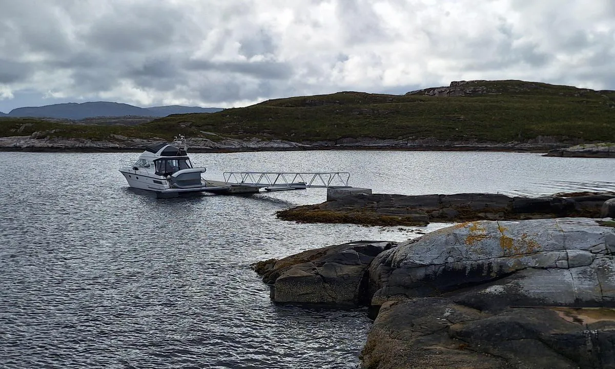 Orøya Friluftslivsområde: {"base": "no", "no": "Det kommer litt d\u00f8nninger inn fra nord\u00f8st, s\u00e5 kan bli litt urolig.", "se": "Det kommer lite dyningar in fr\u00e5n nordost, s\u00e5 det kan bli lite oroligt.", "en": "There are some swells coming in from the northeast, so it can get a bit choppy.", "da": "Der kommer lidt d\u00f8nninger ind fra nord\u00f8st, s\u00e5 det kan blive lidt uroligt.", "fr": "Il y a une l\u00e9g\u00e8re houle venant du nord-est, donc cela peut \u00eatre un peu agit\u00e9.", "de": "Es kommen einige D\u00fcnungen aus Nordost herein, daher kann es ein wenig unruhig werden.", "es": "Entran algunas olas desde el noreste, por lo que puede ponerse un poco agitado.", "it": "Entrano delle lievi onde lunghe da nord-est, quindi pu\u00f2 diventare un po' movimentato.", "pt": "V\u00eam algumas ondula\u00e7\u00f5es do nordeste, ent\u00e3o pode ficar um pouco agitado.", "nl": "Er zijn wat deining vanaf het noordoosten, dus het kan een beetje onrustig zijn.", "pl": "Pojawiaj\u0105 si\u0119 ma\u0142e fale z p\u00f3\u0142nocnego wschodu, wi\u0119c mo\u017ce by\u0107 troch\u0119 niespokojnie.", "uk": "\u0417 \u043f\u0456\u0432\u043d\u0456\u0447\u043d\u043e\u0433\u043e \u0441\u0445\u043e\u0434\u0443 \u0437\u0430\u0445\u043e\u0434\u044f\u0442\u044c \u043d\u0435\u0432\u0435\u043b\u0438\u043a\u0456 \u0445\u0432\u0438\u043b\u0456, \u0442\u043e\u043c\u0443 \u043c\u043e\u0436\u0435 \u0431\u0443\u0442\u0438 \u0442\u0440\u043e\u0445\u0438 \u043d\u0435\u0441\u043f\u043e\u043a\u0456\u0439\u043d\u043e.", "ro": "Vin un pic de valuri din nord-est, deci s-ar putea s\u0103 devin\u0103 un pic agitat.", "tr": "Kuzeydo\u011fudan biraz dalga geliyor, bu y\u00fczden biraz huzursuz olabilir.", "el": "\u03a5\u03c0\u03ac\u03c1\u03c7\u03bf\u03c5\u03bd \u03bb\u03af\u03b3\u03bf \u03ba\u03c5\u03bc\u03b1\u03c4\u03b9\u03c3\u03bc\u03bf\u03af \u03b1\u03c0\u03cc \u03c4\u03b1 \u03b2\u03bf\u03c1\u03b5\u03b9\u03bf\u03b1\u03bd\u03b1\u03c4\u03bf\u03bb\u03b9\u03ba\u03ac, \u03bf\u03c0\u03cc\u03c4\u03b5 \u03bc\u03c0\u03bf\u03c1\u03b5\u03af \u03bd\u03b1 \u03b3\u03af\u03bd\u03b5\u03b9 \u03bb\u03af\u03b3\u03bf \u03c4\u03b1\u03c1\u03b1\u03c7\u03ce\u03b4\u03b5\u03c2.", "cs": "P\u0159ich\u00e1z\u00ed mal\u00e9 vln\u011bn\u00ed ze severov\u00fdchodu, tak\u017ee m\u016f\u017ee b\u00fdt trochu neklidno.", "hu": "Kicsit j\u00f6nnek be hull\u00e1mok \u00e9szakkeletr\u0151l, sz\u00f3val kicsit nyugtalan lehet.", "fi": "V\u00e4h\u00e4n maininkeja tulee koillisesta, joten voi olla hieman levotonta.", "bg": "\u0418\u0434\u0432\u0430\u0442 \u043c\u0430\u043b\u043a\u043e \u0432\u044a\u043b\u043d\u0438 \u043e\u0442 \u0441\u0435\u0432\u0435\u0440\u043e\u0438\u0437\u0442\u043e\u043a, \u0442\u0430\u043a\u0430 \u0447\u0435 \u043c\u043e\u0436\u0435 \u0434\u0430 \u0441\u0442\u0430\u043d\u0435 \u043c\u0430\u043b\u043a\u043e \u043d\u0435\u0441\u043f\u043e\u043a\u043e\u0439\u043d\u043e.", "sr": "Talasi dolaze sa severoistoka, pa mo\u017ee biti malo nemirno.", "et": "Idast tuleb veidi t\u00f5usu, nii et v\u00f5ib muutuda veidi rahutuks.", "lv": "No zieme\u013caustrumiem n\u0101k nelieli vi\u013c\u0146i, t\u0101p\u0113c var k\u013c\u016bt mazliet nemier\u012bgi.", "lt": "I\u0161 \u0161iaur\u0117s ryt\u0173 ateina nedideli\u0173 bangeli\u0173, tod\u0117l gali b\u016bti \u0161iek tiek neramu."}
