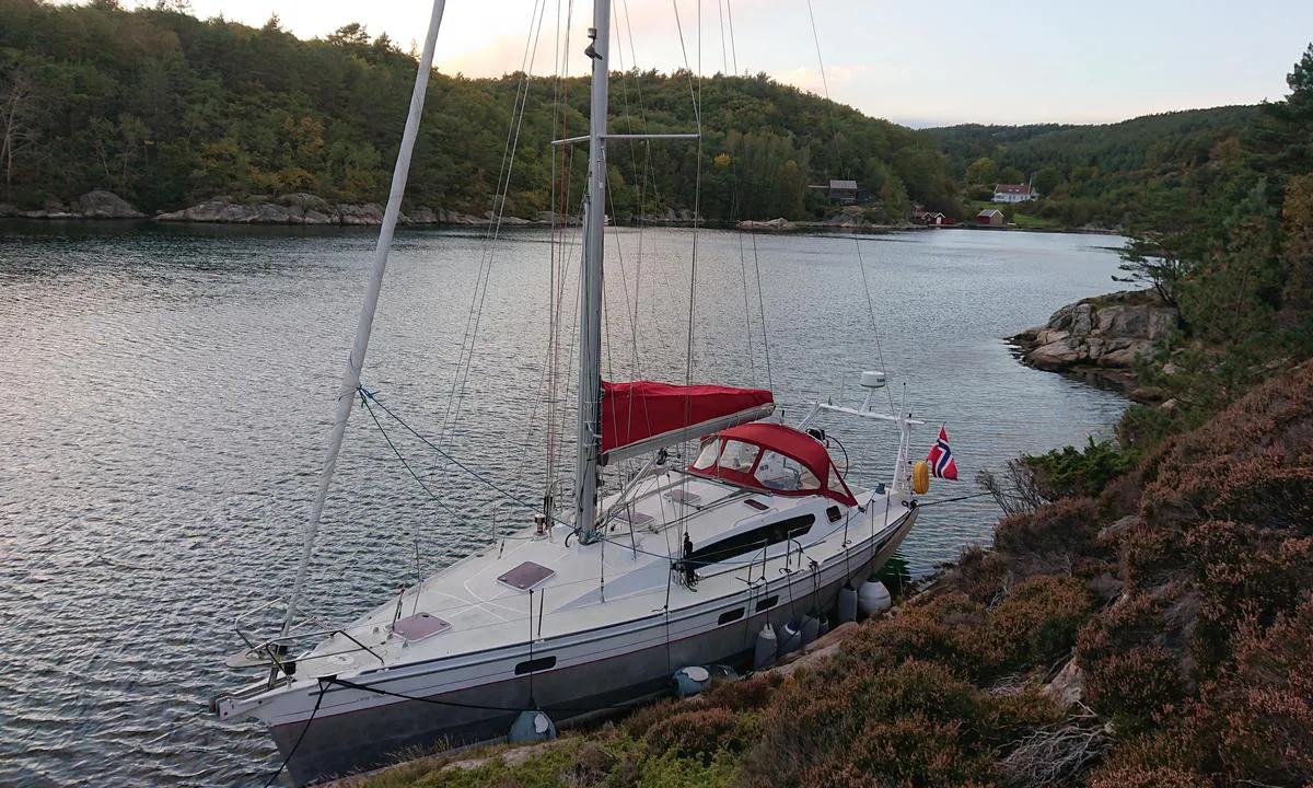 Ørpeholmsundet: {"base": "no", "no": "Det er bolter i fjellet flere steder. Dette er det ytterste stedet,dybden her er 2,5 m.", "se": "Det finns bultar i berget p\u00e5 flera st\u00e4llen. Detta \u00e4r det yttersta st\u00e4llet, djupet h\u00e4r \u00e4r 2,5 m.", "en": "There are bolts in the rock in several places. This is the outermost spot, the depth here is 2.5 m.", "da": "Der er bolte i fjeldet flere steder. Dette er det yderste sted, dybden her er 2,5 m.", "fr": "Il y a des boulons dans la roche \u00e0 plusieurs endroits. C'est l'endroit le plus avanc\u00e9, la profondeur ici est de 2,5 m.", "de": "Es gibt an mehreren Orten Bolzen im Felsen. Dies ist der \u00e4u\u00dferste Ort, die Tiefe hier betr\u00e4gt 2,5 m.", "es": "Hay pernos en la roca en varios lugares. Este es el punto m\u00e1s exterior, la profundidad aqu\u00ed es de 2,5 m.", "it": "Ci sono bulloni nella roccia in diversi punti. Questo \u00e8 il punto pi\u00f9 esterno, la profondit\u00e0 qui \u00e8 di 2,5 m.", "pt": "Em v\u00e1rios locais, h\u00e1 parafusos presos na rocha. Este \u00e9 o local mais externo, a profundidade aqui \u00e9 de 2,5 m.", "nl": "Er zijn op meerdere plaatsen bouten in de rots. Dit is de uiterste plek, de diepte hier is 2,5 m.", "pl": "W kilku miejscach s\u0105 bolce w skale. To jest najbardziej wysuni\u0119te miejsce, g\u0142\u0119boko\u015b\u0107 tutaj wynosi 2,5 m.", "uk": "\u0423 \u0441\u043a\u0435\u043b\u044f\u0445 \u0443 \u043a\u0456\u043b\u044c\u043a\u043e\u0445 \u043c\u0456\u0441\u0446\u044f\u0445 \u0454 \u0431\u043e\u043b\u0442\u0438. \u0426\u0435 \u043d\u0430\u0439\u0432\u0456\u0434\u0434\u0430\u043b\u0435\u043d\u0456\u0448\u0435 \u043c\u0456\u0441\u0446\u0435, \u0433\u043b\u0438\u0431\u0438\u043d\u0430 \u0442\u0443\u0442 2,5 \u043c.", "ro": "Exist\u0103 bol\u021buri \u00een st\u00e2nc\u0103 \u00een mai multe locuri. Acesta este cel mai exterior loc, ad\u00e2ncimea aici este de 2,5 m.", "tr": "Kayalarda birka\u00e7 yerde c\u0131vatalar bulunmaktad\u0131r. Bu en u\u00e7taki yerdir, derinlik burada 2,5 m'dir.", "el": "\u03a5\u03c0\u03ac\u03c1\u03c7\u03bf\u03c5\u03bd \u03bc\u03c0\u03bf\u03c5\u03bb\u03cc\u03bd\u03b9\u03b1 \u03c3\u03c4\u03bf\u03bd \u03b2\u03c1\u03ac\u03c7\u03bf \u03c3\u03b5 \u03b4\u03b9\u03ac\u03c6\u03bf\u03c1\u03b1 \u03c3\u03b7\u03bc\u03b5\u03af\u03b1. \u0391\u03c5\u03c4\u03cc \u03b5\u03af\u03bd\u03b1\u03b9 \u03c4\u03bf \u03c0\u03b9\u03bf \u03b5\u03be\u03c9\u03c4\u03b5\u03c1\u03b9\u03ba\u03cc \u03c3\u03b7\u03bc\u03b5\u03af\u03bf, \u03c4\u03bf \u03b2\u03ac\u03b8\u03bf\u03c2 \u03b5\u03b4\u03ce \u03b5\u03af\u03bd\u03b1\u03b9 2,5 \u03bc.", "cs": "Na n\u011bkolika m\u00edstech jsou ve sk\u00e1le \u0161rouby. Toto je nejvzd\u00e1len\u011bj\u0161\u00ed m\u00edsto, hloubka je zde 2,5 m.", "hu": "T\u00f6bb helyen vannak szikl\u00e1kba \u00fct\u00f6tt csavarok. Ez a legk\u00fcls\u0151 hely, a m\u00e9lys\u00e9g itt 2,5 m.", "fi": "Kalliolla on pultteja useissa paikoissa. T\u00e4m\u00e4 on uloin paikka, syvyys t\u00e4\u00e4ll\u00e4 on 2,5 m.", "bg": "\u0418\u043c\u0430 \u0431\u043e\u043b\u0442\u043e\u0432\u0435 \u043d\u0430 \u043c\u043d\u043e\u0433\u043e \u043c\u0435\u0441\u0442\u0430 \u043f\u043e \u0441\u043a\u0430\u043b\u0430\u0442\u0430. \u0422\u043e\u0432\u0430 \u0435 \u043d\u0430\u0439-\u0432\u044a\u043d\u0448\u043d\u043e\u0442\u043e \u043c\u044f\u0441\u0442\u043e, \u0434\u044a\u043b\u0431\u043e\u0447\u0438\u043d\u0430\u0442\u0430 \u0442\u0443\u043a \u0435 2,5 \u043c.", "sr": "Na nekoliko mesta u steni se nalaze vijci. Ovo je najudaljenije mesto, dubina ovde je 2,5 m.", "et": "Mitu kohta on kaljudesse polditud. See on k\u00f5ige kaugem asukoht, s\u00fcgavus on siin 2,5 m.", "lv": "Klin\u0161u vair\u0101k\u0101s viet\u0101s ir uzst\u0101d\u012bti d\u012bbe\u013ci. \u0160\u012b ir \u0101r\u0113j\u0101 vieta, dzi\u013cums \u0161eit ir 2,5 m.", "lt": "Yra var\u017et\u0173 uolose keliose vietose. Tai yra pa\u010diausia vieta, \u010dia gylis yra 2,5 m."}