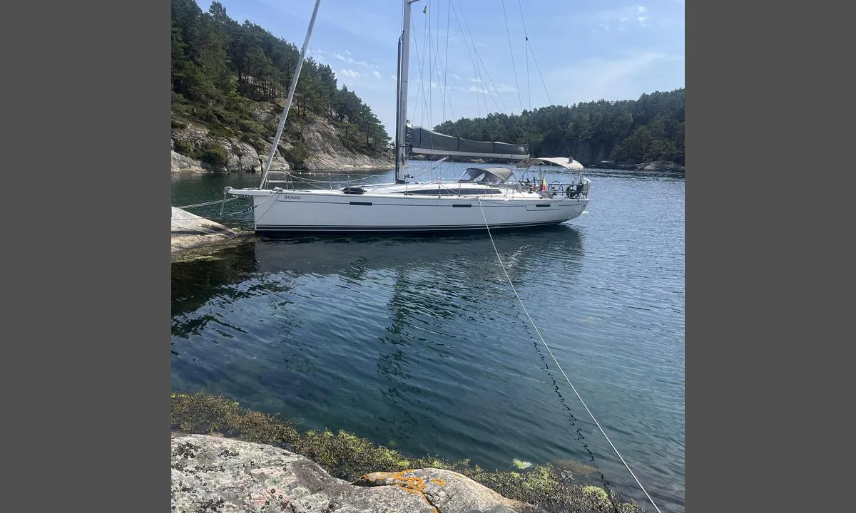 Ørpeholmsundet: {"base": "en", "no": "Hyggelig omr\u00e5de med liten landsby, god bunn for ankring.", "se": "Trevligt omr\u00e5de med en liten by, bra botten f\u00f6r ankring.", "en": "Nice area with little village, good bottom for anchoring.", "da": "Dejligt omr\u00e5de med en lille landsby, god bund til ankring.", "fr": "Belle zone avec petit village, bon fond pour mouiller.", "de": "Sch\u00f6ne Gegend mit kleinem Dorf, guter Grund zum Ankern.", "es": "Bonita zona con un peque\u00f1o pueblo, buen fondo para fondear.", "it": "Bella zona con piccolo villaggio, buon fondo per ancoraggio.", "pt": "\u00c1rea agrad\u00e1vel com uma pequena aldeia, bom fundo para ancoragem.", "nl": "Mooie omgeving met een klein dorp, goede bodem om te ankeren.", "pl": "Mi\u0142y rejon z ma\u0142\u0105 wiosk\u0105, dobry grunt do kotwiczenia.", "uk": "\u0413\u0430\u0440\u043d\u0430 \u043c\u0456\u0441\u0446\u0435\u0432\u0456\u0441\u0442\u044c \u0437 \u043c\u0430\u043b\u0435\u043d\u044c\u043a\u0438\u043c \u0441\u0435\u043b\u043e\u043c, \u0433\u0430\u0440\u043d\u0435 \u0434\u043d\u043e \u0434\u043b\u044f \u044f\u043a\u043e\u0440\u0456\u043d\u043d\u044f.", "ro": "Zon\u0103 frumoas\u0103 cu un sat mic, fund bun pentru ancorare.", "tr": "K\u00fc\u00e7\u00fck bir k\u00f6y ile g\u00fczel bir b\u00f6lge, demir atmak i\u00e7in iyi bir zemin.", "el": "\u03a9\u03c1\u03b1\u03af\u03b1 \u03c0\u03b5\u03c1\u03b9\u03bf\u03c7\u03ae \u03bc\u03b5 \u03bc\u03b9\u03ba\u03c1\u03cc \u03c7\u03c9\u03c1\u03b9\u03cc, \u03ba\u03b1\u03bb\u03cc\u03c2 \u03b2\u03c5\u03b8\u03cc\u03c2 \u03b3\u03b9\u03b1 \u03b1\u03b3\u03ba\u03c5\u03c1\u03bf\u03b2\u03cc\u03bb\u03b9\u03bf.", "cs": "Kr\u00e1sn\u00e1 oblast s malou vesnic\u00ed, dobr\u00e9 dno pro kotven\u00ed.", "hu": "Sz\u00e9p ter\u00fclet kis falucsk\u00e1val, j\u00f3 fen\u00e9k a horgonyz\u00e1shoz.", "fi": "Mukava alue, jossa pieni kyl\u00e4, hyv\u00e4 pohja ankkuroitumiseen.", "bg": "\u0425\u0443\u0431\u0430\u0432 \u0440\u0430\u0439\u043e\u043d \u0441 \u043c\u0430\u043b\u043a\u043e \u0441\u0435\u043b\u0446\u0435, \u0434\u043e\u0431\u0440\u043e \u0434\u044a\u043d\u043e \u0437\u0430 \u0437\u0430\u043a\u043e\u0442\u0432\u044f\u043d\u0435.", "sr": "Lepo podru\u010dje sa malim selom, dobro dno za sidrenje.", "et": "Ilus piirkond v\u00e4ikese k\u00fclaga, hea p\u00f5hi ankurdamiseks.", "lv": "Pat\u012bkama vieta ar mazu ciematu, labs dibens enkuro\u0161anai.", "lt": "Malonus rajonas su ma\u017eu kaimeliu, geras dugnas inkaravimui."}