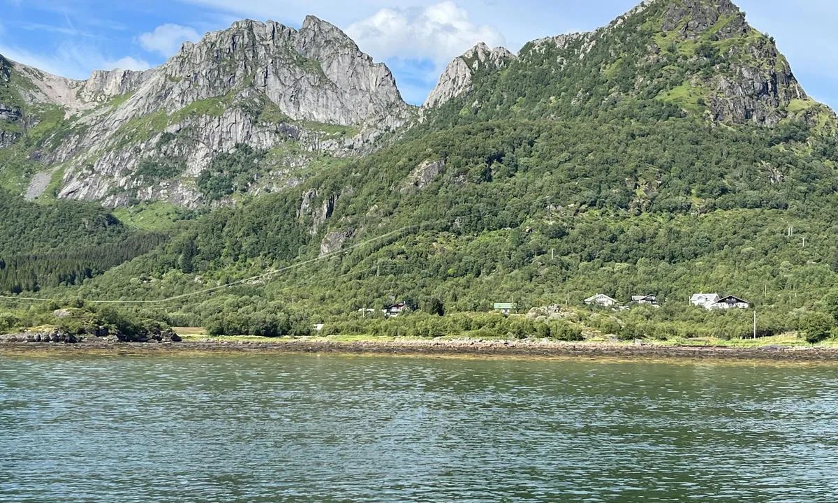 Ørsvågen: {"base": "en", "no": "Nord/nord\u00f8st", "se": "Nord /nordost", "en": "North /notth east", "da": "Nord /nord\u00f8st"}