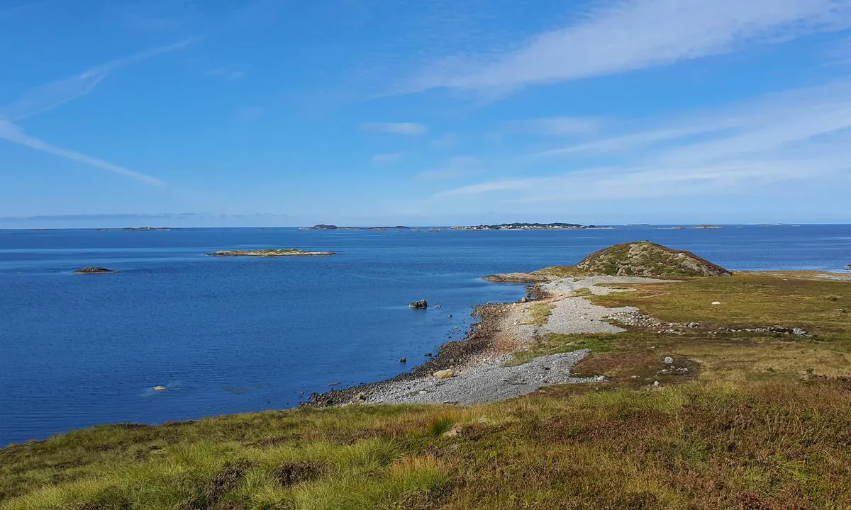 Orten Kailag: {"base": "no", "no": "Fra Rambj\u00f8ra, \u00f8yas vestligste, og h\u00f8yeste punkt. Gir god 360\u00b0 fri sikt! Her mot Sand\u00f8y.", "se": "Fr\u00e5n Rambj\u00f8ra, \u00f6ns v\u00e4stligaste och h\u00f6gsta punkt. Ger god 360\u00b0 fri sikt! H\u00e4r mot Sand\u00f8y.", "en": "From Rambj\u00f8ra, the island's westernmost and highest point. Provides good 360\u00b0 unobstructed view! Here towards Sand\u00f8y.", "da": "Fra Rambj\u00f8ra, \u00f8ens vestligste, og h\u00f8jeste punkt. Giver god 360\u00b0 fri udsigt! Her mod Sand\u00f8."}