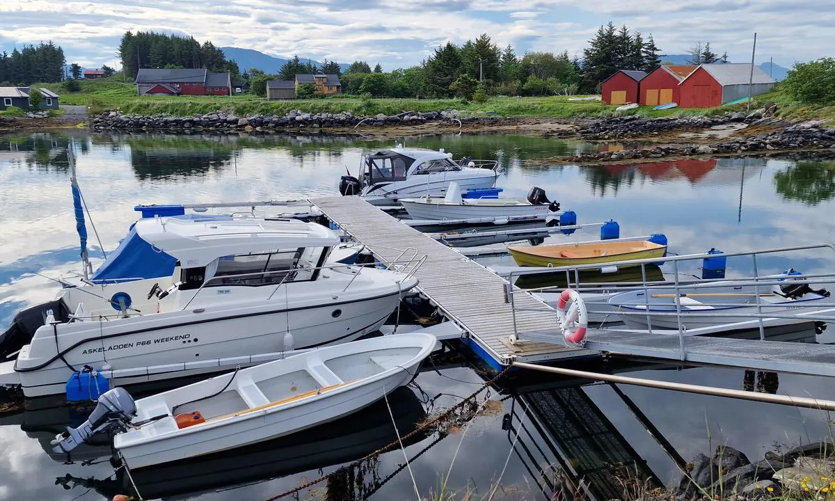 Orten Kailag: {"base": "no", "no": "Gjesteplasser p\u00e5 tvers av denne flytebrygga, s\u00f8renden.", "se": "G\u00e4stplatser tv\u00e4rs \u00f6ver denna flytbrygga, s\u00f6dra \u00e4nden.", "en": "Guest berths across this floating dock, south end.", "da": "G\u00e6stepladser p\u00e5 tv\u00e6rs af denne flydebro, den sydlige ende."}
