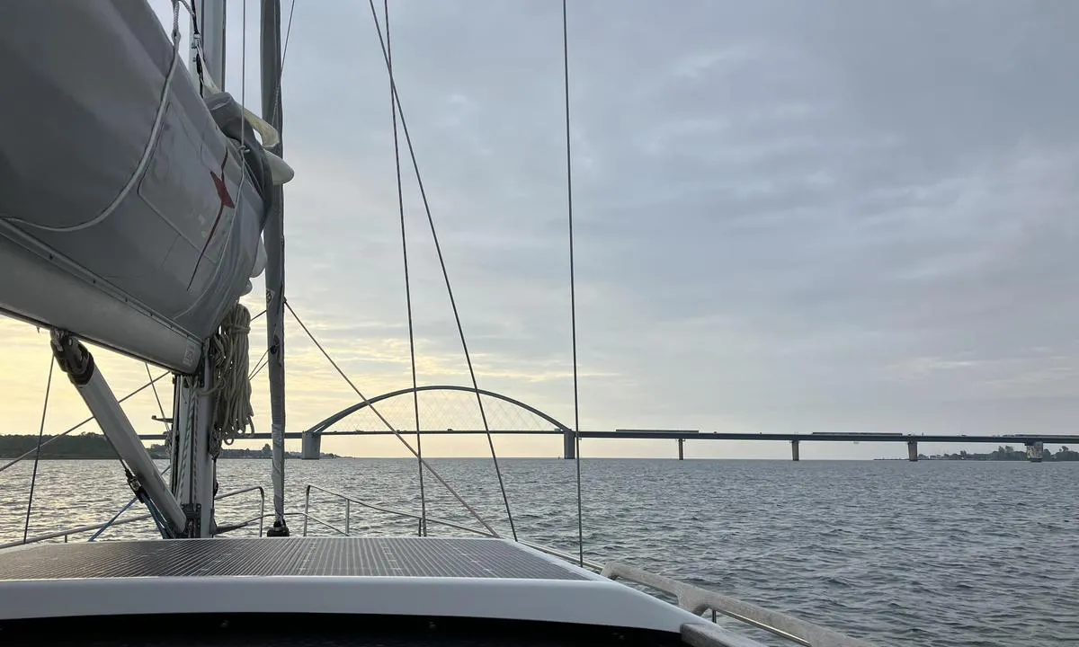 Ortmühle: {"base": "no", "no": "Man kan se til Fehmarnsundet og brua fra ankerplassen. Bildet her er tatt p\u00e5 vei gjennom sundet og under brua. Brua har oppgitt en h\u00f8yde p\u00e5 21m. P\u00e5 h\u00f8yre brokaret, sett fra nord, er det merket 20,21 og 22m avhengig av vannstand. Alt over vannlinja gjelder. Det er liten tidevannsforskjell her.", "se": "Man kan se till Fehmarnsundet och bron fr\u00e5n ankringsplatsen. Bilden h\u00e4r \u00e4r tagen p\u00e5 v\u00e4g genom sundet och under bron. Bron har en angiven h\u00f6jd p\u00e5 21 m. P\u00e5 h\u00f6ger brokista, sedd fr\u00e5n norr, \u00e4r det markerat 20, 21 och 22 m beroende p\u00e5 vattenst\u00e5nd. Allt \u00f6ver vattenlinjen g\u00e4ller. Det \u00e4r liten skillnad i tidvatten h\u00e4r.", "en": "You can see the Fehmarn Sound and the bridge from the anchorage. The picture here is taken on the way through the sound and under the bridge. The bridge has a stated height of 21m. On the right bridge pier, seen from the north, it is marked 20, 21 and 22m depending on the water level. All heights above the waterline apply. There is a small tidal difference here.", "da": "Man kan se til Femernsundet og broen fra ankerpladsen. Billedet her er taget p\u00e5 vej gennem sundet og under broen. Broen har angivet en h\u00f8jde p\u00e5 21m. P\u00e5 h\u00f8jre brokar, set fra nord, er der markeret 20, 21 og 22m afh\u00e6ngigt af vandstand. Alt over vandlinjen g\u00e6lder. Der er lille tidevandforskel her."}