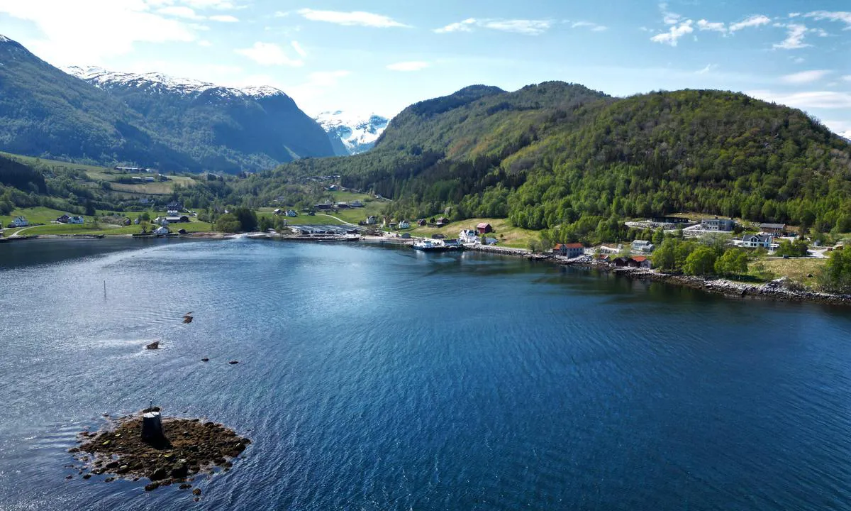 Ortnevik: {"base": "en", "no": "V\u00e6r oppmerksom p\u00e5 sm\u00e5 holmer ved inngangen.", "se": "Var uppm\u00e4rksam p\u00e5 sm\u00e5 holmar vid inloppet.", "en": "Beware of small islets at entrance.", "da": "Pas p\u00e5 sm\u00e5 holme ved indsejlingen."}