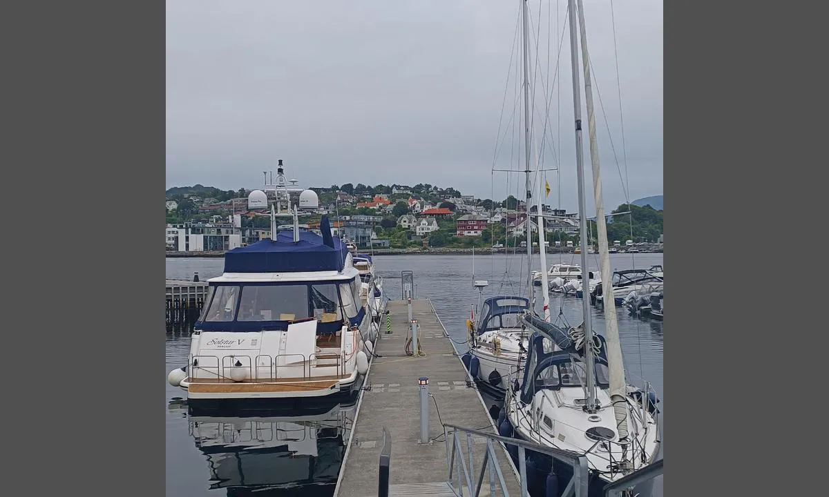 Os Hamn: {"base": "no", "no": "Gjestebrygge til babord p\u00e5 tur inn i havnebassenget", "se": "G\u00e4stbrygga till babord p\u00e5 v\u00e4g in i hamnbass\u00e4ngen", "en": "Guest pier to port when entering the harbor basin", "da": "G\u00e6stebro til bagbord ved indsejling i havneomr\u00e5det"}