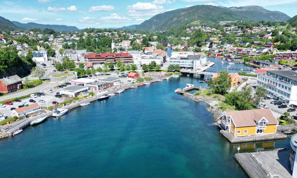Os Hamn: {"base": "no", "no": "Inne ved sentrum er det ogs\u00e5 gjesteplasser og bunkring", "se": "Inne vid centrum finns det ocks\u00e5 g\u00e4stplatser och bunkring", "en": "In the town center, there are also guest berths and bunkering", "da": "Inde ved centrum er der ogs\u00e5 g\u00e6stepladser og bunkring"}