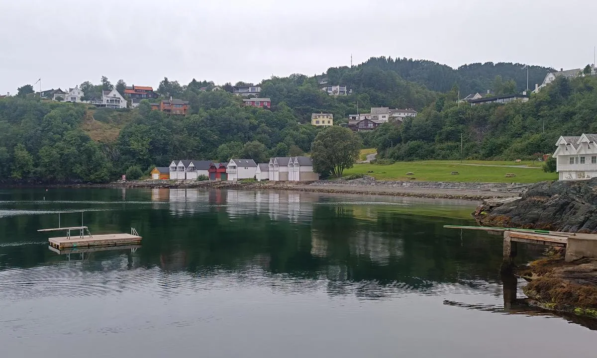 Os Hamn: Hyggelig strand og stupebrett/flåte et steinkast fra gjestebryggen