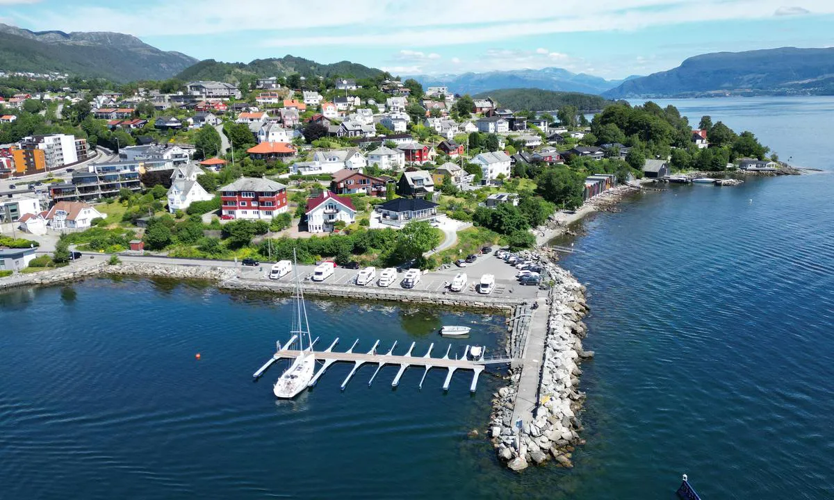 Os Hamn: {"base": "no", "no": "Her er det ogs\u00e5 gjesteplasser", "se": "H\u00e4r finns det ocks\u00e5 g\u00e4stplatser", "en": "There are also guest berths here.", "da": "Her er der ogs\u00e5 g\u00e6stepladser"}