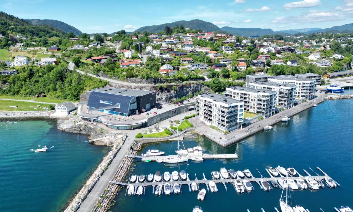 {"base": "no", "no": "Innerste Brugge ved Oseana er gjestebrygge", "se": "Innersta Brugge vid Oseana \u00e4r g\u00e4stbrygga", "en": "The innermost dock at Oseana is a guest pier", "da": "Inderste Bro ved Oseana er g\u00e6stebro"}