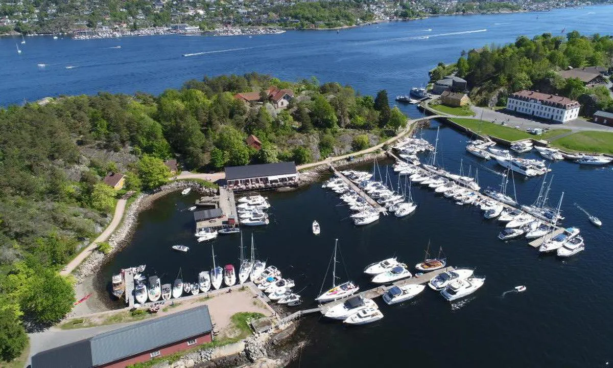 {"base": "no", "no": "Foto: Berit Fredheim, Oscarsborg Gjestehavn", "se": "Foto: Berit Fredheim, Oscarsborg G\u00e4sthamn", "en": "Photo: Berit Fredheim, Oscarsborg Guest Harbour", "da": "Foto: Berit Fredheim, Oscarsborg G\u00e6stehavn"}