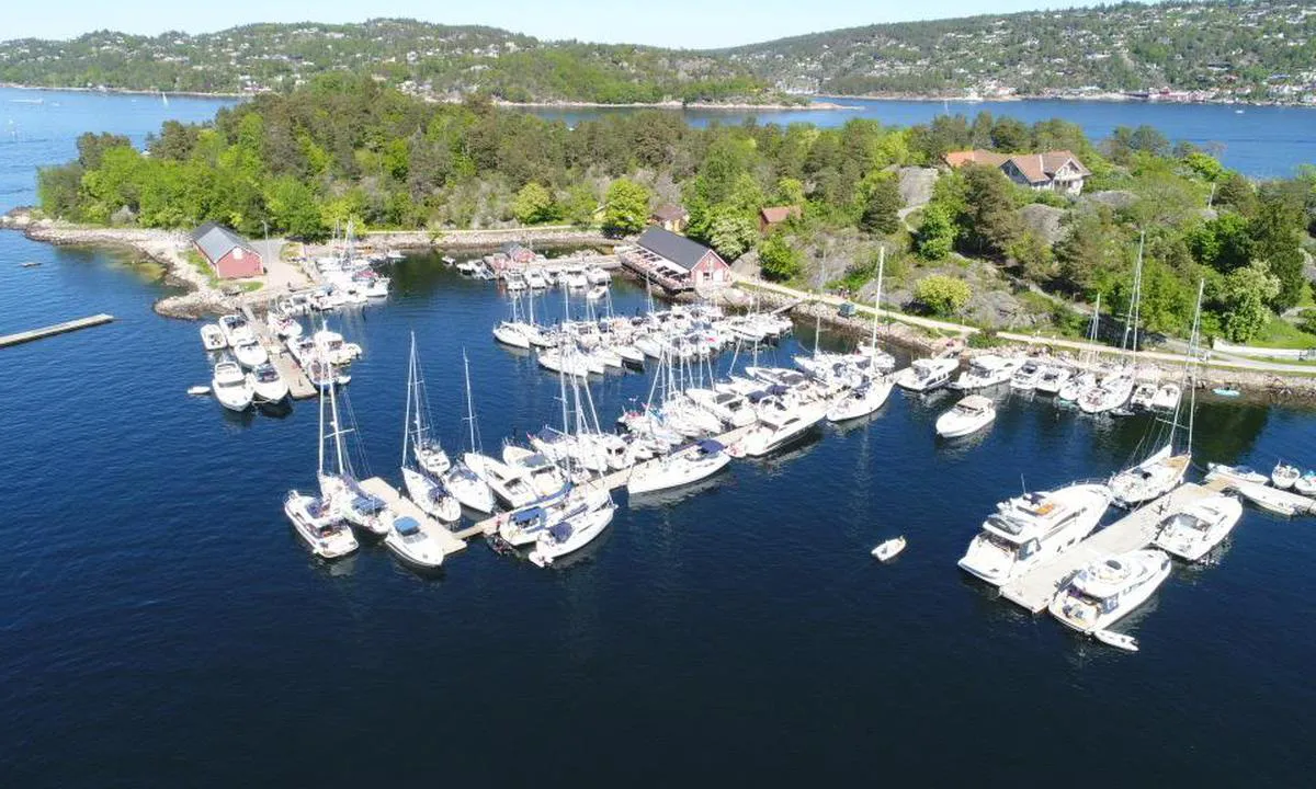 {"base": "no", "no": "Foto: Berit Fredheim, Oscarsborg Gjestehavn", "se": "Foto: Berit Fredheim, Oscarsborg G\u00e4sthamn", "en": "Photo: Berit Fredheim, Oscarsborg Guest Harbour", "da": "Foto: Berit Fredheim, Oscarsborg G\u00e6stehavn"}
