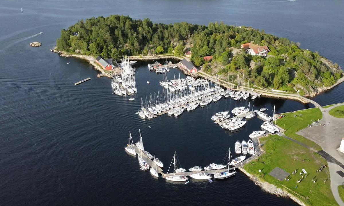 Oscarsborg Gjestehavn: {"base": "no", "no": "Fin gjestehavn og spennende historie.", "se": "Fin g\u00e4sthamn och sp\u00e4nnande historia.", "en": "Nice guest harbor and exciting history.", "da": "Fin g\u00e6stehavn og sp\u00e6ndende historie."}