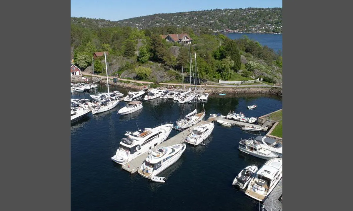 {"base": "no", "no": "Foto: Berit Fredheim, Oscarsborg Gjestehavn", "se": "Foto: Berit Fredheim, Oscarsborg G\u00e4sthamn", "en": "Photo: Berit Fredheim, Oscarsborg Guest Harbor", "da": "Foto: Berit Fredheim, Oscarsborg G\u00e6stehavn"}