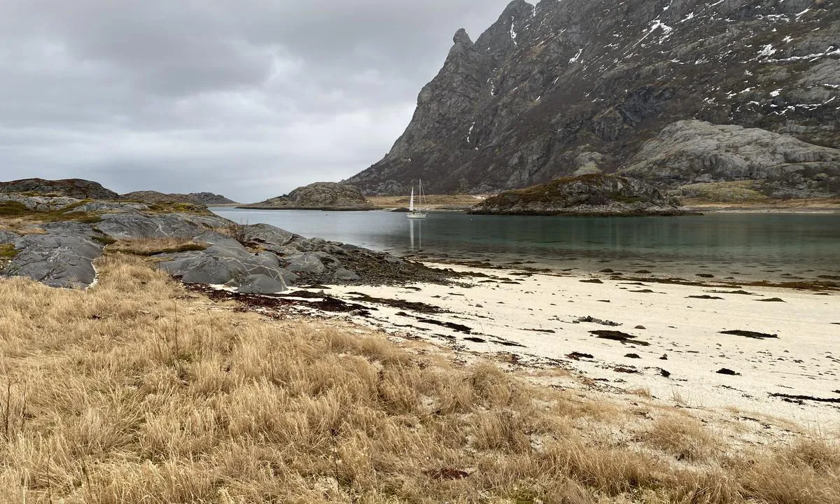 Osholmen - Landegode: Bukta sett fra sør mot nord. Innseiling til venstre på bildet bortenfor båten.