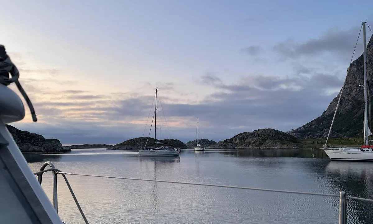 Osholmen - Landegode: {"base": "no", "no": "Heldigvis er b\u00f8ya fra KNBF fjernet s\u00e5 man kan benytte hele omr\u00e5det til ankring. God plass til minst 4 b\u00e5ter..", "se": "Lyckligtvis har bojen fr\u00e5n KNBF tagits bort s\u00e5 man kan anv\u00e4nda hela omr\u00e5det f\u00f6r ankring. God plats f\u00f6r minst 4 b\u00e5tar.", "en": "Fortunately, the buoy from KNBF has been removed so the entire area can be used for anchoring. Plenty of room for at least 4 boats.", "da": "Heldigvis er b\u00f8jen fra KNBF fjernet, s\u00e5 man kan benytte hele omr\u00e5det til ankring. God plads til mindst 4 b\u00e5de."}
