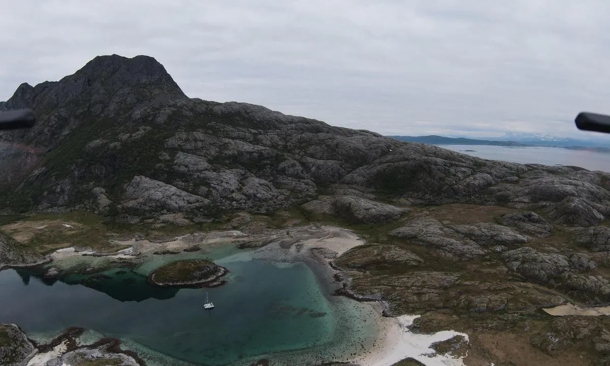 Osholmen - Landegode: {"base": "en", "no": "Vakre omgivelser, god ankringsplass.", "se": "Vacker natur, bra ankringsplats.", "en": "Beautiful scenery, good anchoring ground.", "da": "Smukke omgivelser, god ankerplads."}