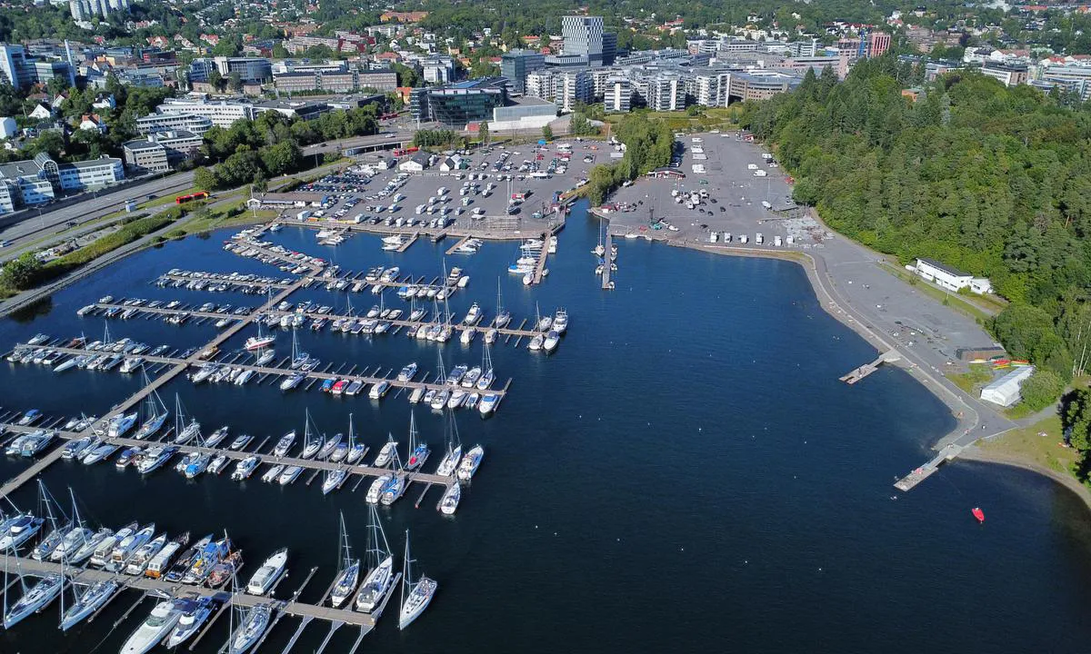 Oslo Motorbåtforening: Gjestehavna er inn og til venstre, ved «roten» av den store brygga.