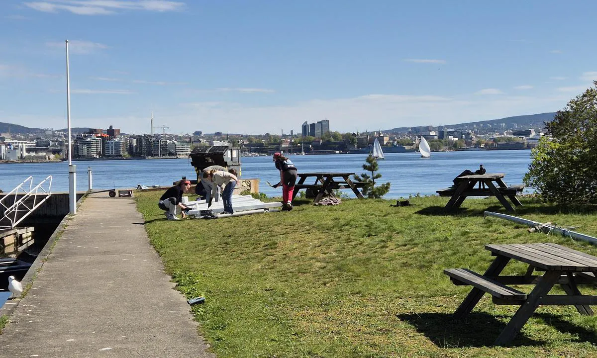 {"base": "no", "no": "Sett \u00f8stover, mot Oslo Sentrum.", "se": "Sett \u00f6sterut, mot Oslo Centrum.", "en": "View eastwards, towards Oslo city center.", "da": "S\u00e6t \u00f8stover, mod Oslo Centrum.", "fr": "Vue vers l'est, vers le centre d'Oslo.", "de": "Blick nach Osten, in Richtung Oslo Zentrum.", "es": "Mira hacia el este, hacia el centro de Oslo.", "it": "Guardando verso est, in direzione del centro di Oslo.", "pt": "Aproeite rumo ao leste, em dire\u00e7\u00e3o ao centro de Oslo.", "nl": "Gezicht naar het oosten, richting het centrum van Oslo.", "pl": "Skieruj si\u0119 na wsch\u00f3d, w stron\u0119 centrum Oslo.", "uk": "\u041f\u043e\u0441\u0442\u0430\u0432\u043b\u0435\u043d\u043e \u043d\u0430 \u0441\u0445\u0456\u0434, \u0443 \u043d\u0430\u043f\u0440\u044f\u043c\u043a\u0443 \u0434\u043e \u0446\u0435\u043d\u0442\u0440\u0443 \u041e\u0441\u043b\u043e.", "ro": "Privind spre est, c\u0103tre centrul Oslo-ului.", "tr": "Oslo Merkezine do\u011fru, do\u011fuya do\u011fru bak.", "el": "\u039a\u03bf\u03b9\u03c4\u03ac\u03be\u03c4\u03b5 \u03c0\u03c1\u03bf\u03c2 \u03c4\u03b1 \u03b1\u03bd\u03b1\u03c4\u03bf\u03bb\u03b9\u03ba\u03ac, \u03c0\u03c1\u03bf\u03c2 \u03c4\u03bf \u03ba\u03ad\u03bd\u03c4\u03c1\u03bf \u03c4\u03b7\u03c2 \u038c\u03c3\u03bb\u03bf.", "cs": "V\u00fdchodn\u00edm sm\u011brem, sm\u011brem k centru Osla.", "hu": "N\u00e9zz kelet fel\u00e9, Oslo k\u00f6zpontja fel\u00e9.", "fi": "K\u00e4\u00e4nny it\u00e4\u00e4n, kohti Oslon keskustaa.", "bg": "\u041d\u0430\u0441\u043e\u0447\u0435\u0442\u0435 \u0441\u0435 \u043d\u0430 \u0438\u0437\u0442\u043e\u043a, \u043a\u044a\u043c \u0446\u0435\u043d\u0442\u044a\u0440\u0430 \u043d\u0430 \u041e\u0441\u043b\u043e.", "sr": "Usmerite ka istoku, prema centru Osla.", "et": "Vaadake itta, Oslo keskuse poole.", "lv": "Iestatiet kursu uz austrumiem, virzien\u0101 uz Oslo centru.", "lt": "\u017dvelgiant \u012f rytus, link Oslo centro."}