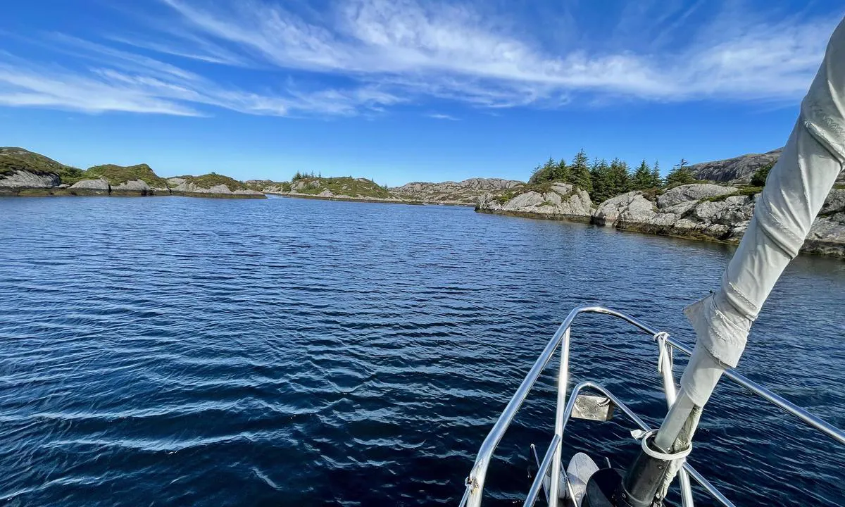 Ospesundet: {"base": "no", "no": "God plass til mange b\u00e5ter", "se": "Gott om plats f\u00f6r m\u00e5nga b\u00e5tar", "en": "Plenty of space for many boats", "da": "God plads til mange b\u00e5de"}