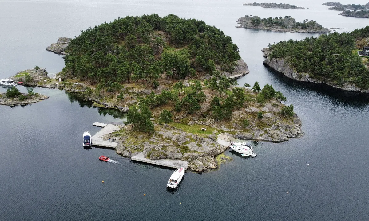 Øster Kuholmen: {"base": "no", "no": "Her ligger du godt uansett vindretning. Bare velg side.\r\nDregg opp i mot bryggene, eller ligg p\u00e5 en av mange moringer som er lagt ut. \r\nHer ligger det ogs\u00e5 en r\u00f8d tr\u00f8-b\u00e5t som er til fri benyttelse.:-)\r\nKort vei til Trysnes marina med restaurant, butikk, vann og drivstoff.", "se": "H\u00e4r ligger du bra oavsett vindriktning. V\u00e4lj bara sida. Ankare upp mot bryggorna, eller ligg vid en av m\u00e5nga f\u00f6rt\u00f6jningsbojar som \u00e4r utlagda. H\u00e4r ligger ocks\u00e5 en r\u00f6d tramb\u00e5t som \u00e4r till fri anv\u00e4ndning.:-) Kort v\u00e4g till Trysnes marina med restaurang, butik, vatten och br\u00e4nsle.", "en": "You are well sheltered here regardless of wind direction. Just choose a side. Anchor up towards the docks, or stay on one of the many moorings that are laid out. There is also a red pedal boat here that is free to use. :)<br>Short distance to Trysnes Marina with restaurant, shop, water, and fuel.", "da": "Her ligger du godt uanset vindretning. Bare v\u00e6lg side.<br>Dreg op mod bryggene, eller ligg p\u00e5 en af mange moringer som er lagt ud.<br>Her ligger det ogs\u00e5 en r\u00f8d tr\u00e6kb\u00e5d som er til fri benyttelse. :-)<br>Kort vej til Trysnes marina med restaurant, butik, vand og br\u00e6ndstof."}