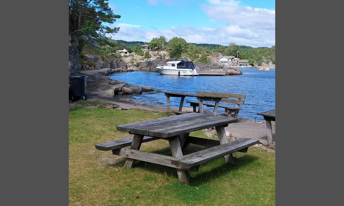 Øster Kuholmen: {"base": "da", "no": "Det er flere brygger rundt holmen", "se": "Det finns flera bryggor runt holmen", "en": "There are several piers around the islet", "da": "Der er flerne brygger rundt holmen"}