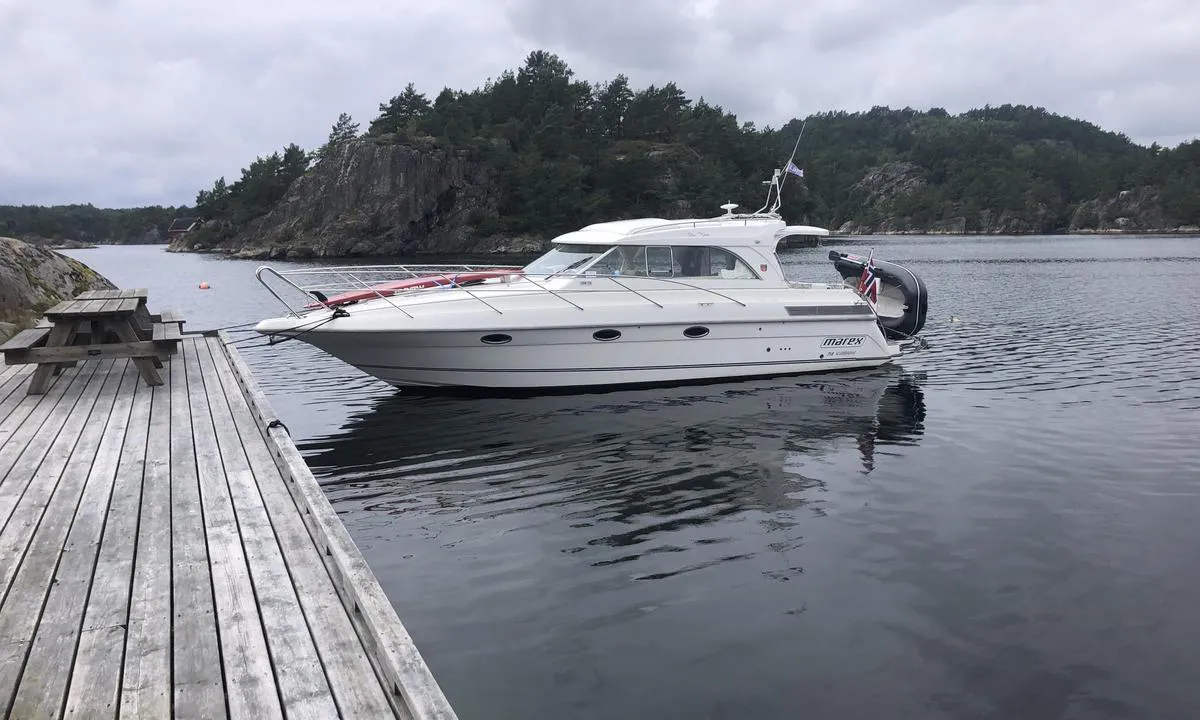 Øster Kuholmen: {"base": "no", "no": "Henger godt p\u00e5 en av de mange moringene som er lagt ut.", "se": "H\u00e4nger bra p\u00e5 en av de m\u00e5nga f\u00f6rt\u00f6jningsbojarna som har lagts ut.", "en": "Hangs well on one of the many moorings that have been placed.", "da": "H\u00e6nger godt p\u00e5 en af de mange moringer, der er lagt ud."}