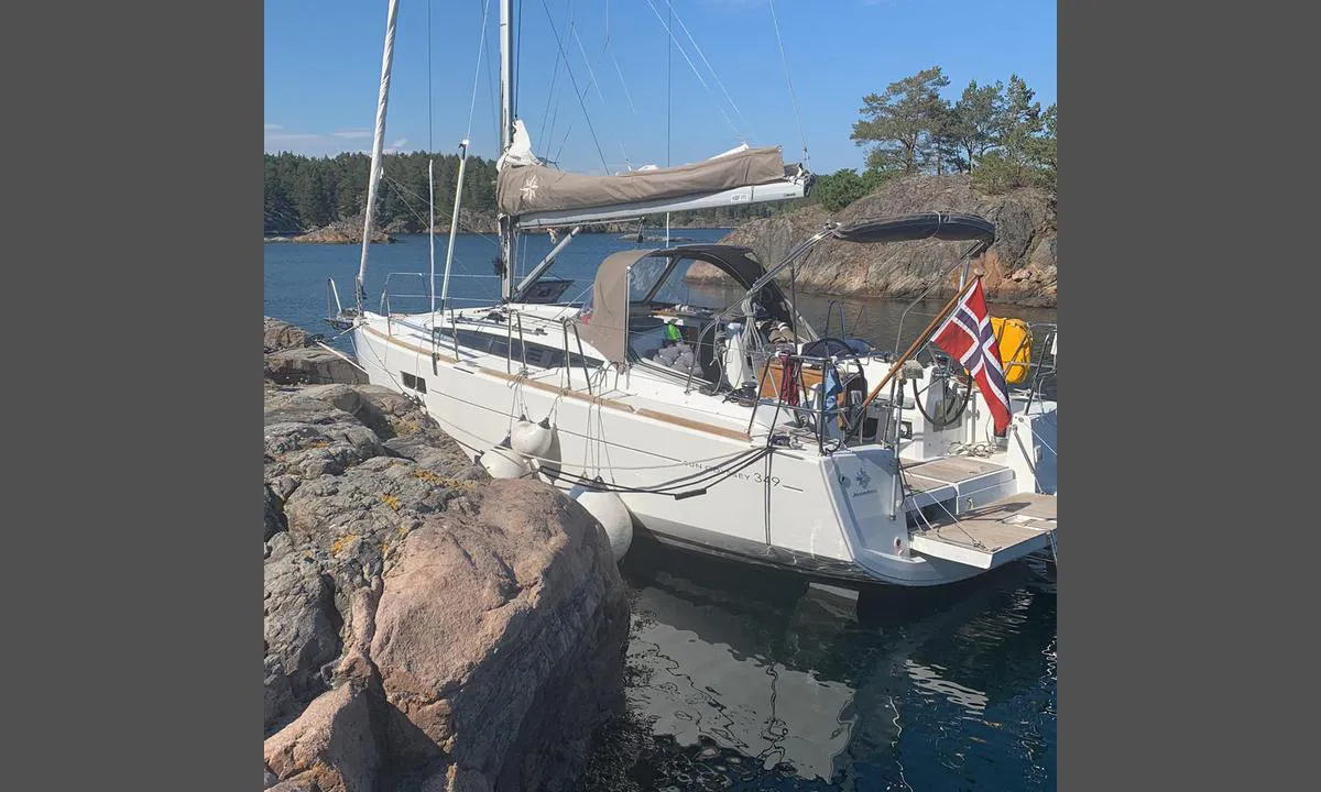 Øster Kuholmen: {"base": "no", "no": "Fint \u00e5 ligge langs fjellet ved siden av den kaia som er der", "se": "Fint att ligga l\u00e4ngs berget bredvid den kajen som finns d\u00e4r", "en": "Nice to moor along the rock beside the quay that is there", "da": "Fint at ligge langs klippen ved siden af den kaj, der er der"}