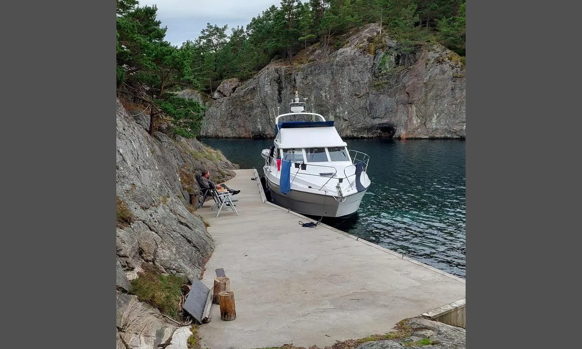 Øster Kuholmen: {"base": "no", "no": "God brygge, er bolter og grei dybde", "se": "God brygga, \u00e4r bultar och l\u00e4mpligt djup", "en": "Good dock, with bolts and adequate depth", "da": "God bro, har bolte og tilstr\u00e6kkelig dybde"}