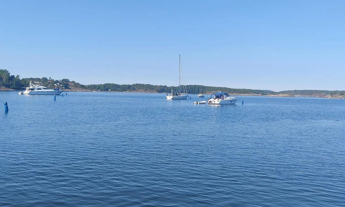 Östermarsfladen: {"base": "se", "no": "Flere b\u00f8yler.", "se": "Fler bojar.", "en": "More buoys.", "da": "Flere b\u00f8jer."}