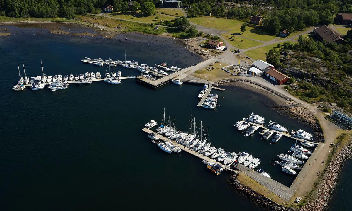 Østre Bolærne: {"base": "no", "no": "Bryggeanlegg og resteurant.", "se": "Brygganl\u00e4ggning och restaurang.", "en": "Marina and restaurant.", "da": "B\u00e5debroanl\u00e6g og restaurant."}