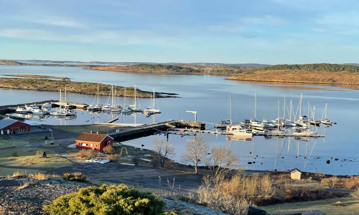 Østre Bolærne: {"base": "da", "no": "Morgensol p\u00e5 \u00d8stre. Februar 2021.", "se": "Morgonsol p\u00e5 \u00d6stra. Februari 2021.", "en": "Morning sun at \u00d8stre. February 2021.", "da": "Morgensol p\u00e5 \u00d8stre. Februar 2021."}