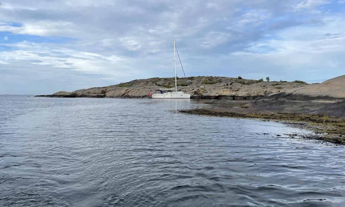 Østre Bustein: Båten ligger  longsides mot fjellet og det er ca 2 meter dypt ved baugen. 2,50 ved kjølen og over 3 meter ved roret. Det er bolter i fjellet fra midskips og frem, men det må brukes kiler bakover.
Det er plass til en seilbåt til bak båten på bildet. Gode dybder og rett fint fjell å ligge på der også, men ingen bolter.