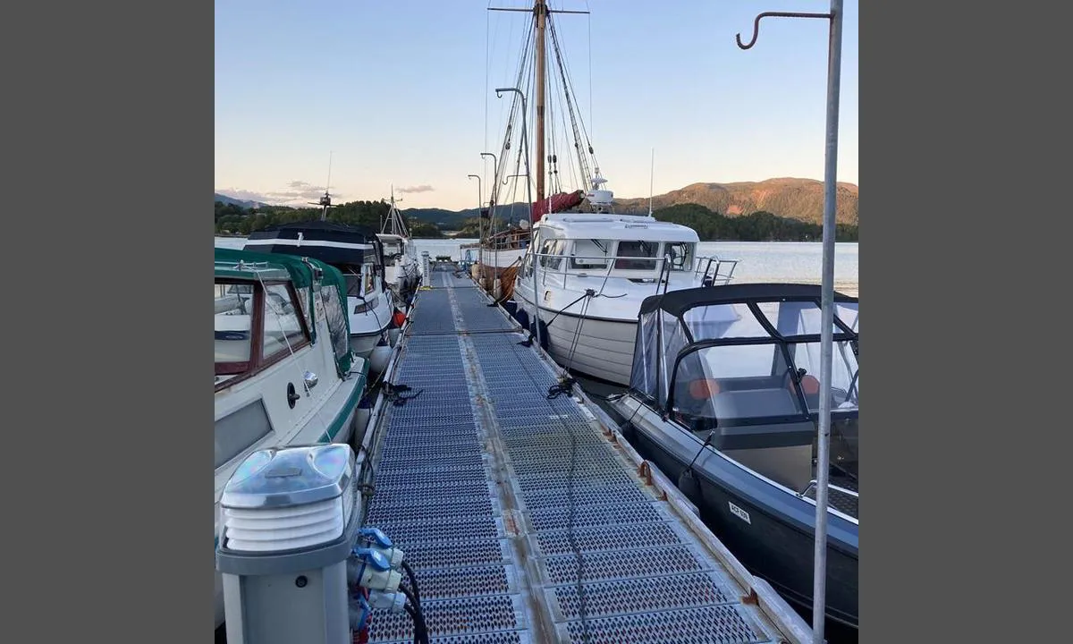 Otnesbrygga: {"base": "no", "no": "Str\u00f8m og vann tilgjengelig, men ikke et menneske \u00e5 se p\u00e5 brygga.", "se": "El och vatten tillg\u00e4ngligt, men inte en m\u00e4nniska att se p\u00e5 bryggan.", "en": "Power and water available, but not a soul in sight on the dock.", "da": "Str\u00f8m og vand tilg\u00e6ngeligt, men ikke et menneske at se p\u00e5 broen."}