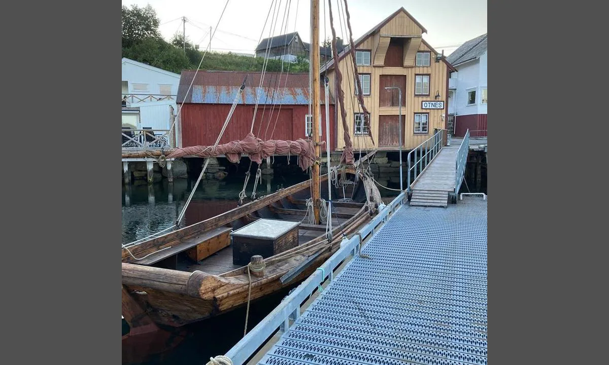 Otnesbrygga: {"base": "no", "no": "Stille og rolig sted, men lite plass langs bryggene. Virket som om det l\u00e5 mange b\u00e5ter fast der.", "se": "Stilla och lugnt st\u00e4lle, men lite plats l\u00e4ngs bryggorna. Verkade som om det l\u00e5g m\u00e5nga b\u00e5tar permanent d\u00e4r.", "en": "Quiet and peaceful place, but little space along the docks. Seemed like many boats were permanently docked there.", "da": "Stille og roligt sted, men lidt plads langs bryggerne. Virkede som om der l\u00e5 mange b\u00e5de fast der."}