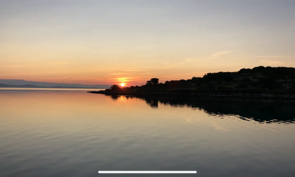 {"base": "en", "no": "En tidlig morgengry ved Otocic Krava.", "se": "En tidig morgonsoluppg\u00e5ng vid Otocic Krava.", "en": "An early morning sunrise at Otocic Krava.", "da": "En tidlig morgen solopgang ved Otocic Krava."}
