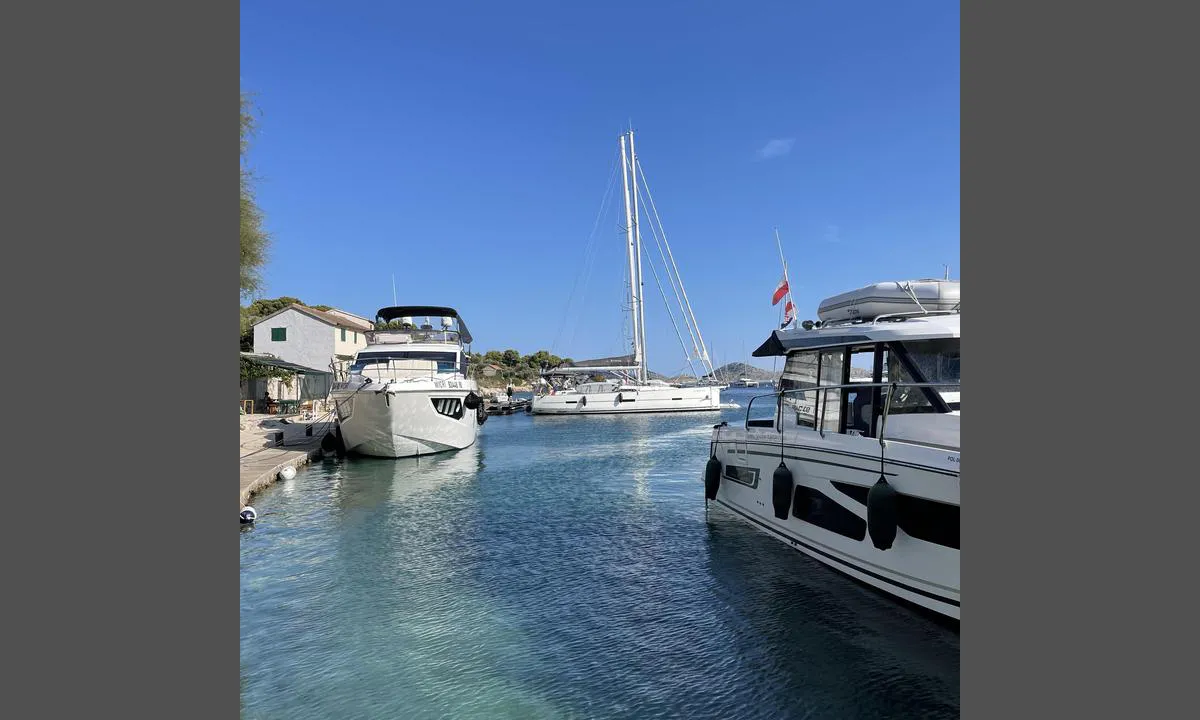 Otok Vela Smokvica: {"base": "no", "no": "Brygga p\u00e5 \u00f8stsiden, ligger med hekken mot brygga.", "se": "Bryggan p\u00e5 \u00f6stsidan, ligger med aktern mot bryggan.", "en": "The dock on the east side, lies with the stern towards the dock.", "da": "Broen p\u00e5 \u00f8stsiden, ligger med h\u00e6kken imod broen."}