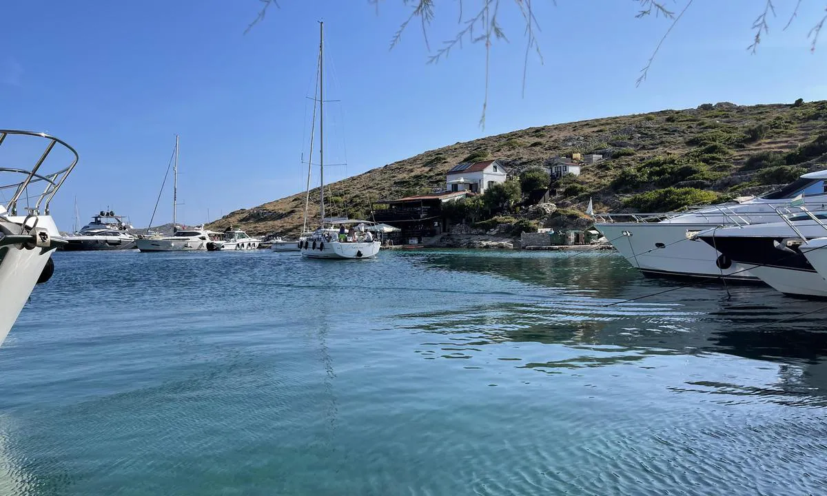 Otok Vela Smokvica: {"base": "no", "no": "Brygga ved restaurant p\u00e5 vestsiden, med hekken inn.", "se": "Bryggan vid restaurangen p\u00e5 v\u00e4stsidan, med aktern in.", "en": "The dock by the restaurant on the west side, stern in.", "da": "Broen ved restaurant p\u00e5 vestsiden, med agter ind."}