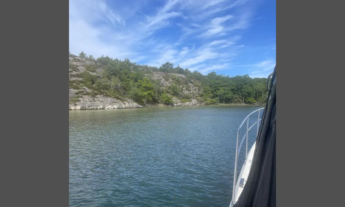 Otterön - Södra Dyvik: {"base": "no", "no": "Vil tro det er fine turomr\u00e5der hvis man joller inn", "se": "Jag skulle tro att det finns fina promenadomr\u00e5den om man tar jollen in", "en": "I believe there are nice areas to explore if you take a dinghy ashore", "da": "Vil tro det er fine omr\u00e5der at g\u00e5 ture, hvis man joller ind"}