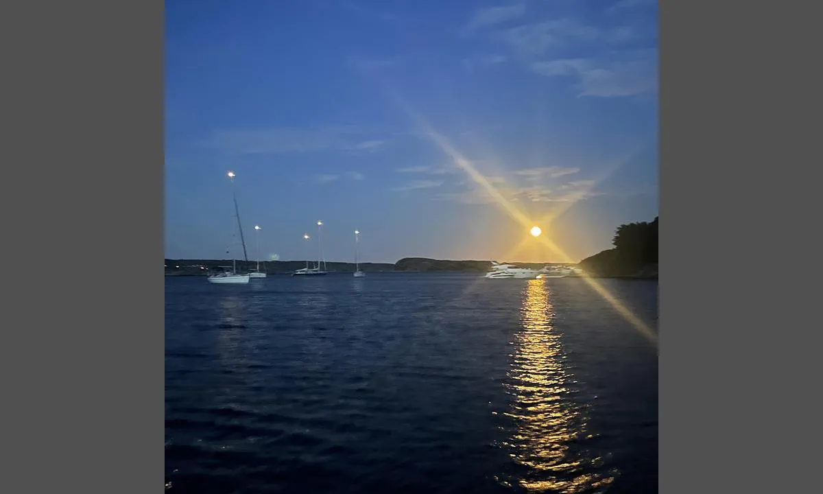Otterön - Södra Dyvik: {"base": "no", "no": "Superm\u00e5ne i bukten juli 2022", "se": "Superm\u00e5ne i bukten juli 2022", "en": "Supermoon in the bay July 2022", "da": "Superm\u00e5ne i bugten juli 2022"}