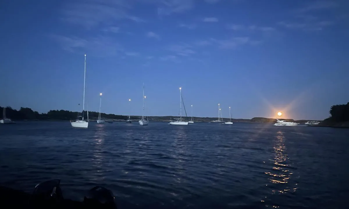 Otterön - Södra Dyvik: {"base": "se", "no": "Superm\u00e5ne i bukta juli 2022", "se": "Superm\u00e5ne i bukten juli 2022", "en": "Supermoon in the bay July 2022", "da": "Superm\u00e5ne i bugten juli 2022"}