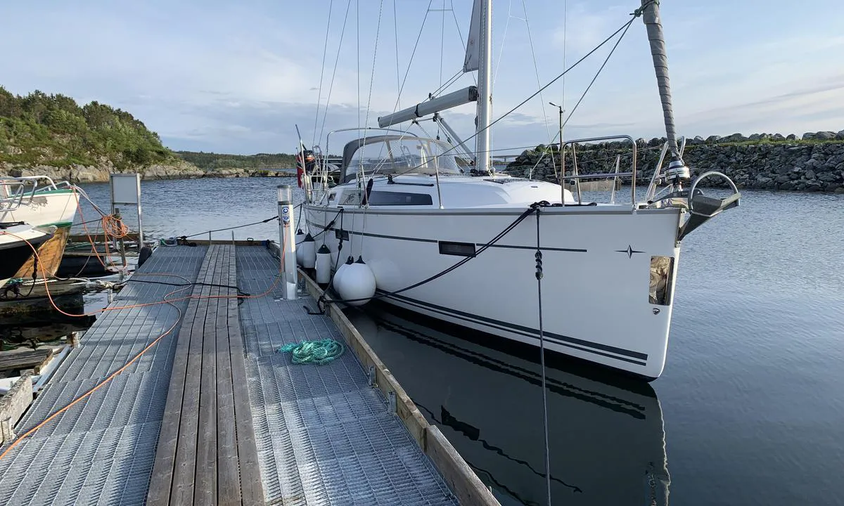 Ottersøy Småbåtforening: {"base": "no", "no": "Innseiling rett bak b\u00e5ten molo til h\u00f8yre i bildet.", "se": "Insegling rakt bakom b\u00e5tens pir till h\u00f6ger p\u00e5 bilden.", "en": "Entrance straight behind the boat, breakwater to the right in the image.", "da": "Indsejling lige bag b\u00e5den molen til h\u00f8jre p\u00e5 billedet.", "fr": "Entr\u00e9e de port juste derri\u00e8re le bateau avec la digue \u00e0 droite sur l'image.", "de": "Einlaufen direkt hinter das Boot, Mole rechts im Bild.", "es": "Entrada directamente detr\u00e1s del barco, rompeolas a la derecha en la imagen.", "it": "Entrata direttamente dietro la barca con il molo a destra nell'immagine.", "pt": "Entrada diretamente atr\u00e1s do molhe do barco \u00e0 direita na imagem.", "nl": "Invaart recht achter de boot met de golfbreker aan de rechterkant in de afbeelding.", "pl": "Podej\u015bcie prosto za \u0142odzi\u0105, falochron po prawej na zdj\u0119ciu.", "uk": "\u0412\u0445\u0456\u0434 \u043f\u0440\u044f\u043c\u043e \u0437\u0430 \u0447\u043e\u0432\u043d\u043e\u043c, \u0445\u0432\u0438\u043b\u0435\u0440\u0456\u0437 \u043f\u0440\u0430\u0432\u043e\u0440\u0443\u0447 \u043d\u0430 \u0437\u043e\u0431\u0440\u0430\u0436\u0435\u043d\u043d\u0456.", "ro": "Navigarea direct \u00een spatele b\u0103rcii, digul fiind pe dreapta \u00een imagine.", "tr": "K\u0131y\u0131ya yakla\u015f\u0131rken do\u011frudan teknenin arkas\u0131ndan ve resimdeki dalgak\u0131ran\u0131n sa\u011f\u0131ndan ilerleyin.", "el": "\u0395\u03af\u03c3\u03bf\u03b4\u03bf\u03c2 \u03c0\u03af\u03c3\u03c9 \u03b1\u03c0\u03cc \u03c4\u03bf \u03c3\u03ba\u03ac\u03c6\u03bf\u03c2, \u03c0\u03c1\u03bf\u03b2\u03bb\u03ae\u03c4\u03b1 \u03c0\u03c1\u03bf\u03c2 \u03c4\u03b1 \u03b4\u03b5\u03be\u03b9\u03ac \u03c3\u03c4\u03b7\u03bd \u03b5\u03b9\u03ba\u03cc\u03bd\u03b1.", "cs": "Vjezd p\u0159\u00edmo za lod\u00ed, vlnolam napravo na obr\u00e1zku.", "hu": "Bej\u00e1rat k\u00f6zvetlen\u00fcl a haj\u00f3 m\u00f6g\u00f6tt, a k\u00e9pen jobbra l\u00e9v\u0151 m\u00f3l\u00f3val.", "fi": "Sis\u00e4\u00e4najo suoraan veneen takana, aallonmurtaja kuvassa oikealla.", "bg": "\u041f\u043e\u0434\u0445\u043e\u0434\u044a\u0442 \u0435 \u043d\u0430\u043f\u0440\u0430\u0432\u043e \u0437\u0430\u0434 \u043b\u043e\u0434\u043a\u0430\u0442\u0430 \u0441 \u0432\u044a\u043b\u043d\u043e\u043b\u043e\u043c \u043e\u0442\u0434\u044f\u0441\u043d\u043e \u043d\u0430 \u0438\u0437\u043e\u0431\u0440\u0430\u0436\u0435\u043d\u0438\u0435\u0442\u043e.", "sr": "\u041f\u0440\u0438\u043b\u0430\u0437 \u043f\u0440\u0430\u0432\u043e \u0438\u0437\u0430 \u0447\u0430\u043c\u0446\u0430, \u043c\u043e\u043b\u043e \u0441\u0430 \u0434\u0435\u0441\u043d\u0435 \u0441\u0442\u0440\u0430\u043d\u0435 \u043d\u0430 \u0441\u043b\u0438\u0446\u0438.", "et": "Sissep\u00e4\u00e4s otse paadi taha, piltil paremal asuvaid muuli.", "lv": "Ieeja tie\u0161i aiz laivas mola pa labi att\u0113l\u0101.", "lt": "\u012eplaukimas tiesiai u\u017e valt\u012f molo de\u0161in\u0117je nuotraukoje."}