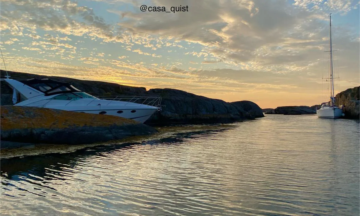 Otterstenarna: {"base": "no", "no": "Sundet du ser rett inn kan man ligge longside p\u00e5 begge sider.", "se": "Sundet du ser rakt in kan man ligga l\u00e5ngsides p\u00e5 b\u00e5da sidor.", "en": "The strait you see straight in, you can lie alongside on both sides.", "da": "Sundet, du ser direkte ind, kan man ligge longside p\u00e5 begge sider.", "fr": "Vous pouvez vous amarrer le long des deux c\u00f4t\u00e9s du d\u00e9troit que vous voyez directement devant vous.", "de": "Den Sund, den Sie direkt sehen, kann man an beiden Seiten l\u00e4ngsseits anlegen.", "es": "El estrecho que ves directamente frente a ti permite amarrarse de costado en ambos lados.", "it": "Lo stretto che vedi direttamente avanti offre ormeggi longitudinali da entrambi i lati.", "pt": "No estreito que voc\u00ea v\u00ea diretamente \u00e0 frente, pode-se atracar ao longo de ambos os lados.", "nl": "De zeestraat die je recht in kunt zien, kun je aan beide zijden langszij liggen.", "pl": "Sund, kt\u00f3ry widzisz przed sob\u0105, mo\u017cna zacumowa\u0107 longside po obu stronach.", "uk": "\u0412 \u043f\u0440\u043e\u0442\u043e\u043a\u0443, \u0449\u043e \u0432\u0438 \u0431\u0430\u0447\u0438\u0442\u0435 \u043f\u0440\u044f\u043c\u043e \u043f\u0435\u0440\u0435\u0434 \u0441\u043e\u0431\u043e\u044e, \u043c\u043e\u0436\u043d\u0430 \u0441\u0442\u0430\u0442\u0438 \u0431\u043e\u0440\u0442\u043e\u043c \u0437 \u043e\u0431\u043e\u0445 \u0441\u0442\u043e\u0440\u0456\u043d.", "ro": "Canalul pe care \u00eel vezi direct \u00een fa\u021b\u0103 este permis s\u0103 te a\u0219ezi paralele de ambele p\u0103r\u021bi.", "tr": "G\u00f6r\u00fc\u015f hatt\u0131nda olan bo\u011faz\u0131n her iki taraf\u0131na da bordalayabilirsiniz.", "el": "\u039c\u03c0\u03bf\u03c1\u03b5\u03af\u03c4\u03b5 \u03bd\u03b1 \u03b4\u03ad\u03c3\u03b5\u03c4\u03b5 \u03c0\u03b1\u03c1\u03ac\u03bb\u03bb\u03b7\u03bb\u03b1 \u03ba\u03b1\u03b9 \u03c3\u03c4\u03b9\u03c2 \u03b4\u03cd\u03bf \u03c0\u03bb\u03b5\u03c5\u03c1\u03ad\u03c2 \u03c4\u03bf\u03c5 \u03c3\u03c4\u03b5\u03bd\u03bf\u03cd \u03c0\u03bf\u03c5 \u03b2\u03bb\u03ad\u03c0\u03b5\u03c4\u03b5 \u03b1\u03c0\u03b5\u03c5\u03b8\u03b5\u03af\u03b1\u03c2.", "cs": "Kan\u00e1l, kter\u00fd vid\u00edte p\u0159\u00edmo p\u0159ed sebou, umo\u017e\u0148uje kotven\u00ed pod\u00e9l obou stran.", "hu": "A k\u00f6zvetlen\u00fcl bevezet\u0151 csatorn\u00e1ban mindk\u00e9t oldalon hossz\u00e1ban lehet kik\u00f6tni.", "fi": "Suntaraksi voit kiinnitty\u00e4 kyljitt\u00e4in molemmilta puolilta.", "bg": "\u0412 \u043f\u0440\u043e\u043b\u0438\u0432\u0430, \u043a\u043e\u0439\u0442\u043e \u0432\u0438\u0436\u0434\u0430\u0442\u0435 \u0434\u0438\u0440\u0435\u043a\u0442\u043d\u043e, \u043c\u043e\u0436\u0435\u0442\u0435 \u0434\u0430 \u0430\u043a\u043e\u0441\u0442\u0438\u0440\u0430\u0442\u0435 \u043f\u043e \u0434\u044a\u043b\u0436\u0438\u043d\u0430 \u043e\u0442 \u0434\u0432\u0435\u0442\u0435 \u0441\u0442\u0440\u0430\u043d\u0438.", "sr": "Morski prolaz koji vidi\u0161 direktno mo\u017ee\u0161 privezati sa obe strane.", "et": "S\u00f5\u00f5d, mida otse ees n\u00e4ed, saab m\u00f5lemal k\u00fcljel silduda.", "lv": "Sund\u0101, kuru tu redzi tie\u0161i priek\u0161\u0101, var pietauvot gan kreisaj\u0101, gan labaj\u0101 pus\u0113.", "lt": "S\u0105siauryje, \u012f kur\u012f \u017ei\u016brite tiesiai, galima prisi\u0161vartuoti palei abi puses."}