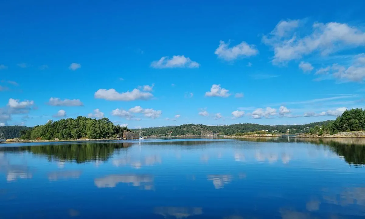 Oxholmen: {"base": "no", "no": "Mot Fiskesk\u00e4r og Orust i bakgrunnen. Skipsleden g\u00e5r mellom dem", "se": "Mot Fiskesk\u00e4r och Orust i bakgrunden. Fartygsleden g\u00e5r mellan dem", "en": "Towards Fiskesk\u00e4r and Orust in the background. The shipping lane runs between them", "da": "Mod Fiskesk\u00e6r og Orust i baggrunden. Skibsleden g\u00e5r mellem dem"}