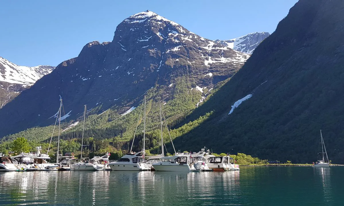 Øye Norangsfjorden: {"base": "no", "no": "Flytebrygge med vann og str\u00f8m. Sanit\u00e6ranlegg p\u00e5 kai med dysj og toalett.\r\nHavneleige 120kr d\u00f8gnet.", "se": "Flytbrygga med vatten och el. Sanit\u00e4ra anl\u00e4ggningar p\u00e5 kajen med dusch och toalett. Hamnavgift 120kr per dygn.", "en": "Floating dock with water and electricity. Sanitary facilities on the quay with shower and toilet. Harbour fee 120kr per day.", "da": "Flydebro med vand og str\u00f8m. Sanit\u00e6rt anl\u00e6g p\u00e5 kajen med bruser og toilet. Havneleje 120kr pr. d\u00f8gn."}