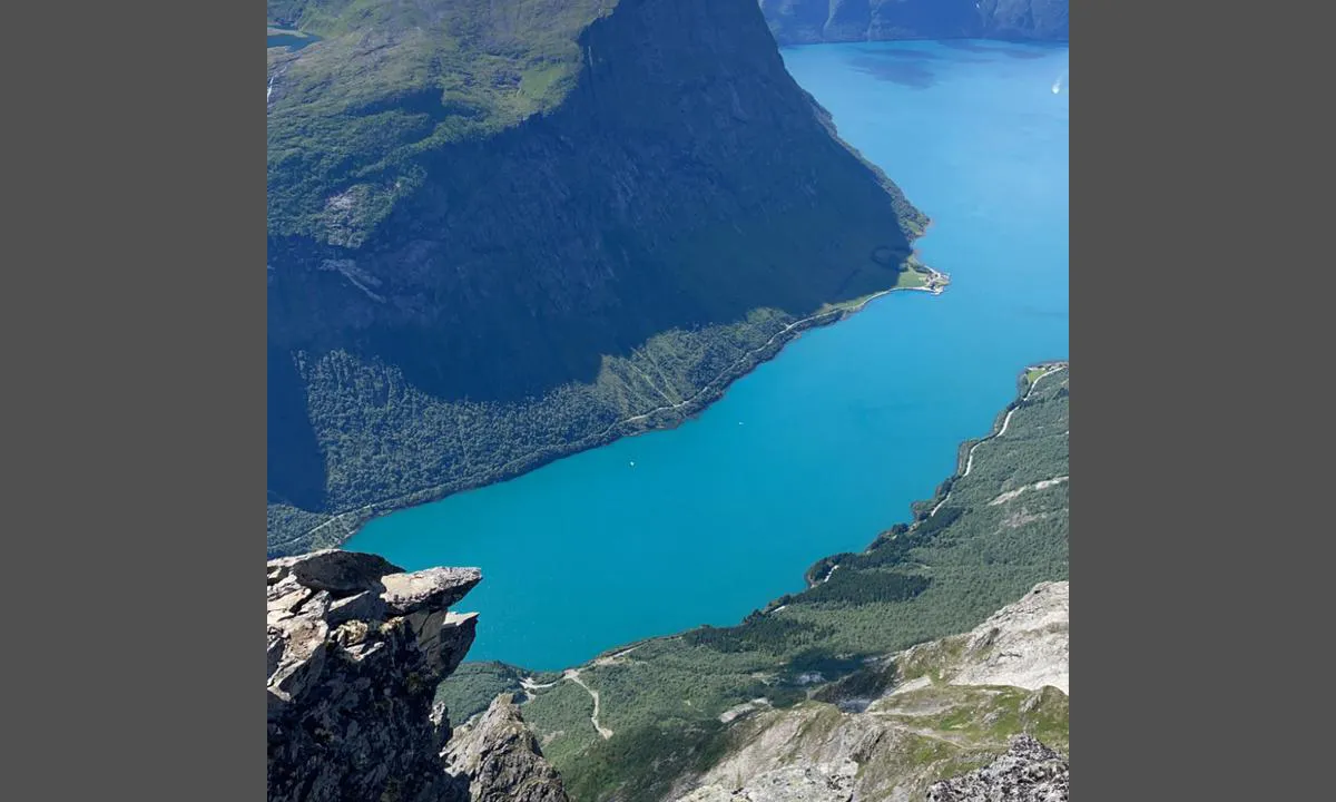 Øye Norangsfjorden: {"base": "no", "no": "Topptur til Slogen 1564 moh. Ca 3 timer opp og 2 timer ned.", "se": "Topptur till Slogen 1564 m.\u00f6.h. Ca 3 timmar upp och 2 timmar ner.", "en": "Summit tour to Slogen 1564 meters above sea level. Approximately 3 hours up and 2 hours down.", "da": "Topptur til Slogen 1564 moh. Ca. 3 timer op og 2 timer ned."}