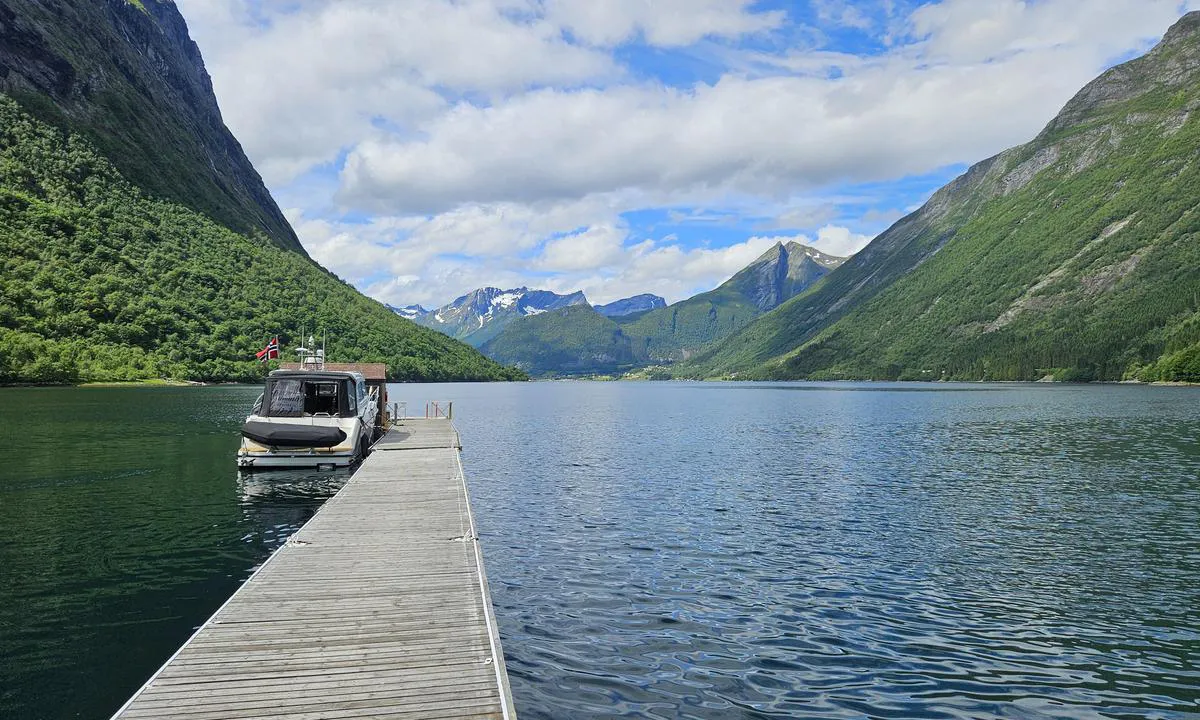 Øye Norangsfjorden: {"base": "no", "no": "Gjestebrygga", "se": "G\u00e4stbryggan", "en": "Guest pier", "da": "G\u00e6stebroen"}